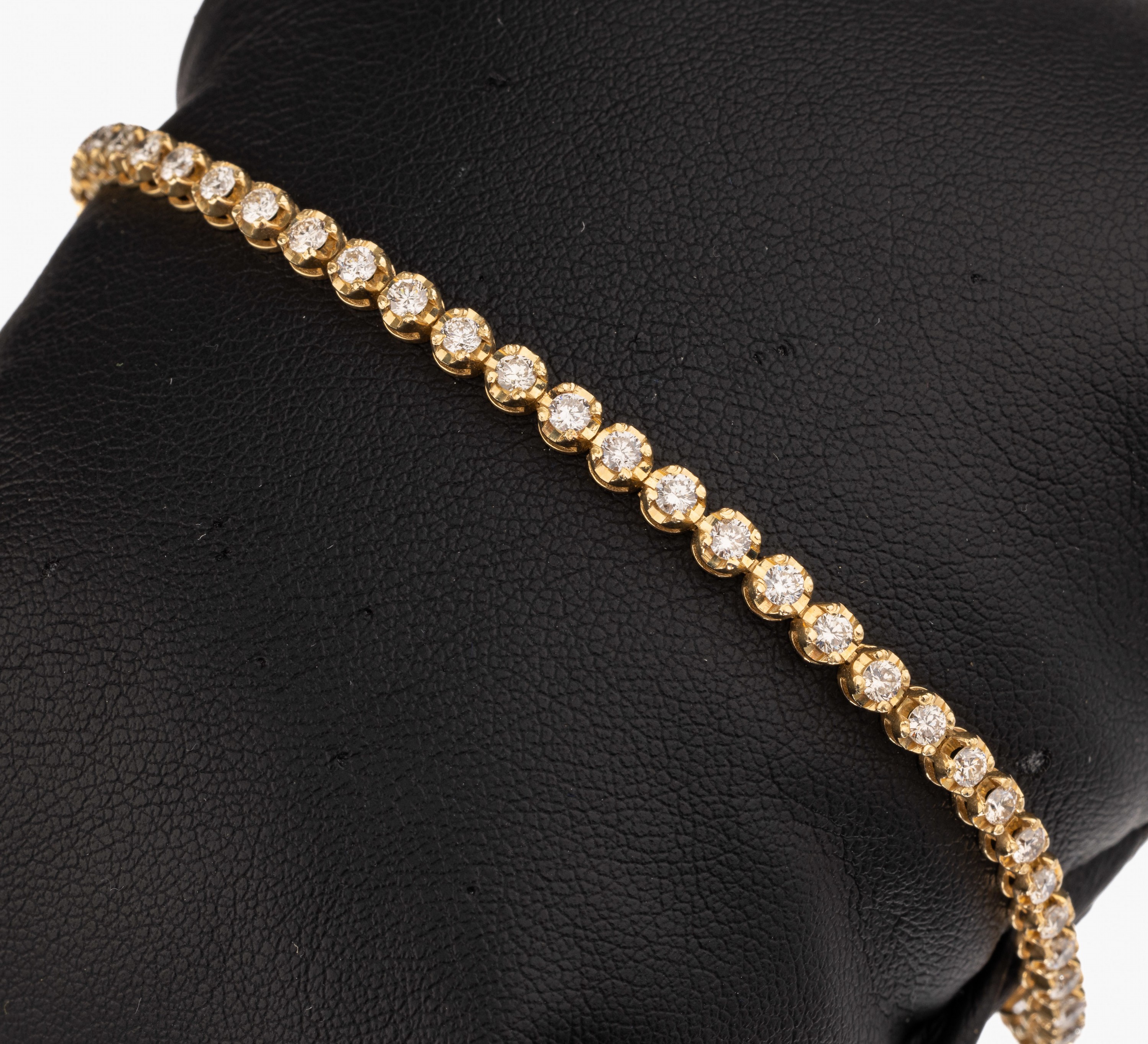 14 kt Gold Brillant-Armband, GG 585/000, 52 Brillanten zus. ca. 2.50 ct feines Weiß- Weiß/vsi-si 2, ca. 7.1 g, L. ca. 18.5 cm, Kastenschloss mit ...