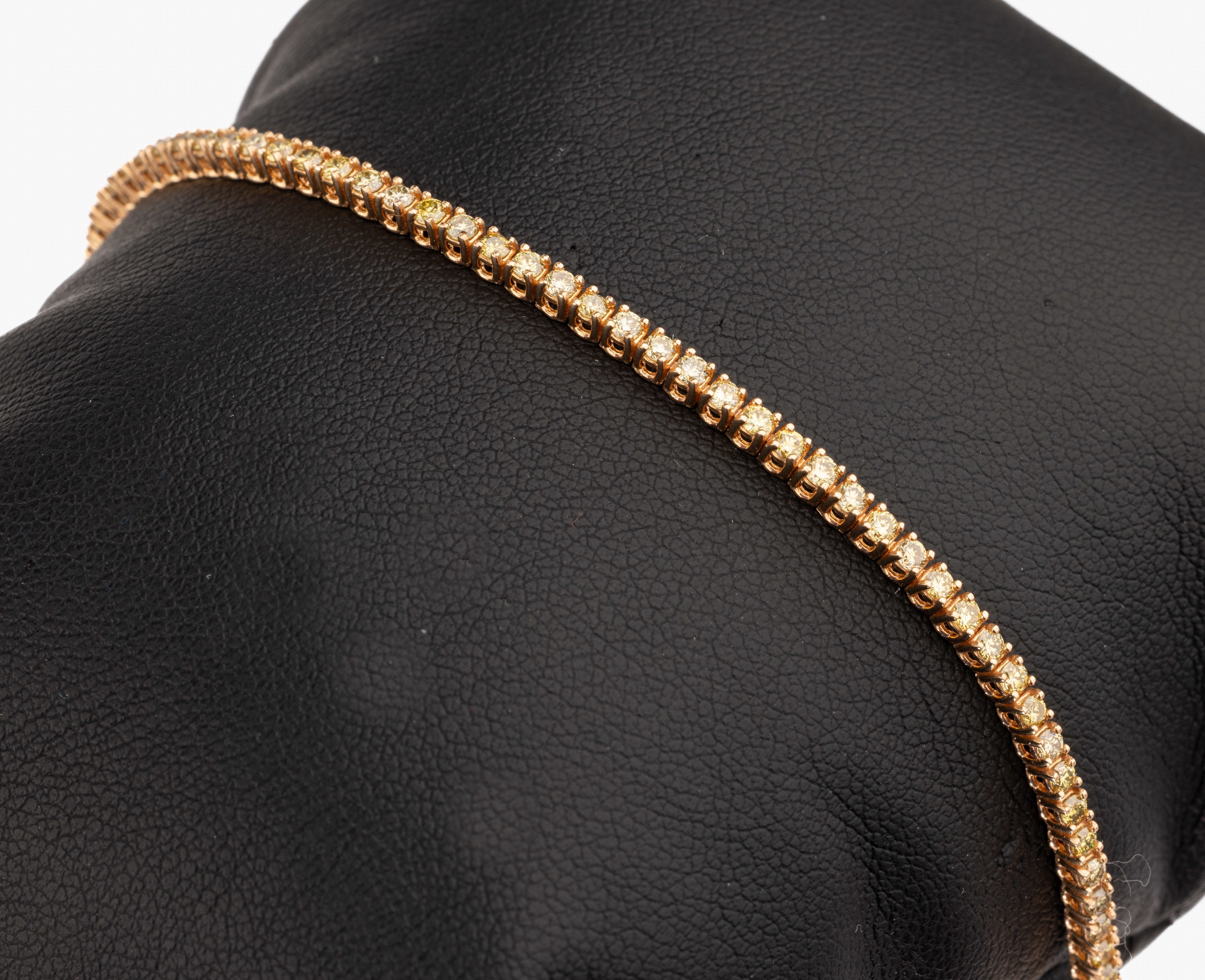 14 kt Gold Brillant-Armband, GG 585/000, 86 Brillanten zus. ca. 2.50 ct natural fancy greenish Yellow/vvs-vs, ca. 5.69 g, L. ca. 18 cm, Kastenschloss ...