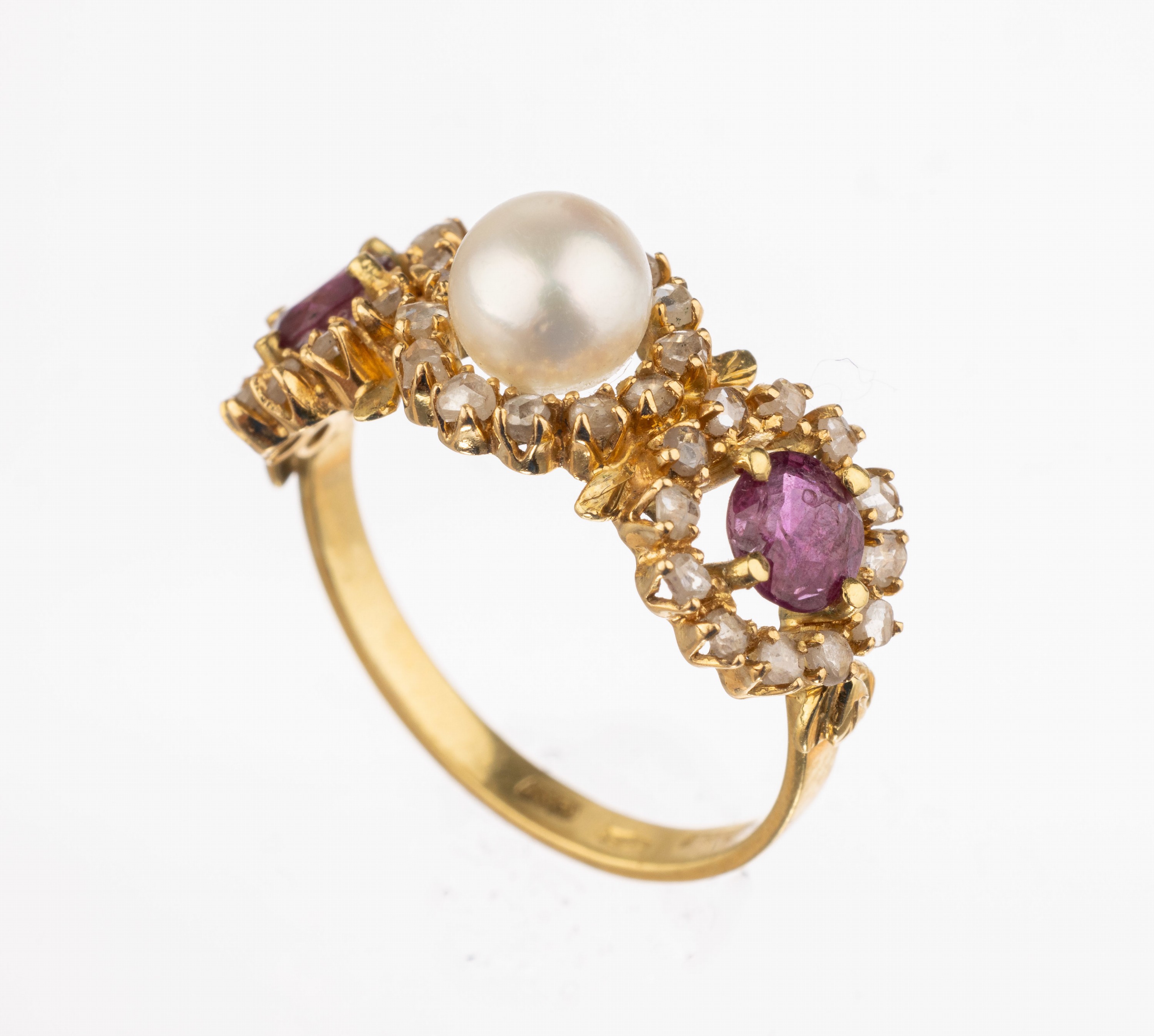 18 kt Gold Rubin-Diamant-Zuchtperl-Ring, GG 750/000, mittige Perle D. ca. 5.5 mm, seitl. 2 rundfacett. Rubine zus. ca. 0.20 ct (min. besch.), umgeben ...