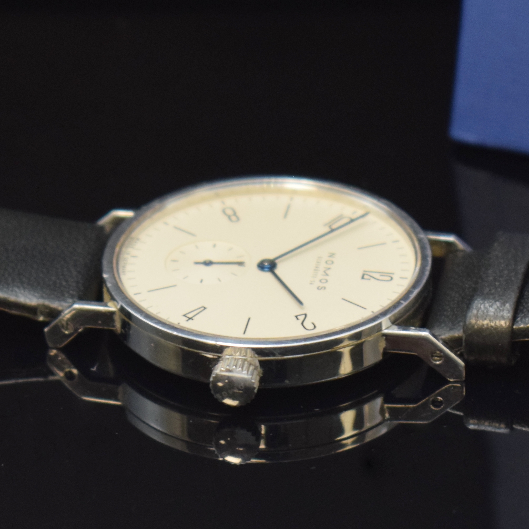 Detail b: NOMOS Glashütte Tangente auf 125 Stück limitierte Herrenarmbanduhr in Stahl, Deutschland verk. lt. beil. Pap. 05/2003, Handaufzug, Boden und ...
