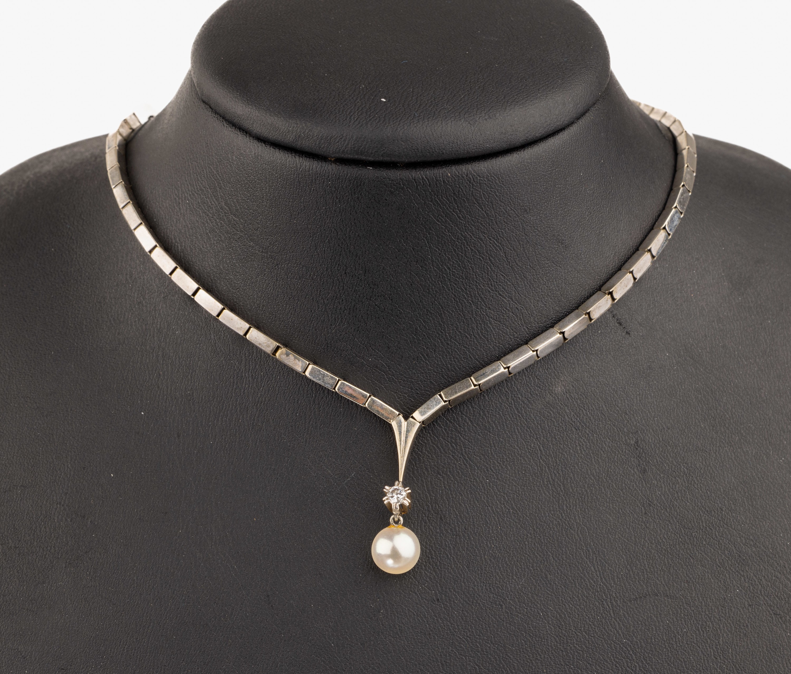14 kt Gold Brillant Perl Collier, WG 585/000, 1 Brillant ca. 0.10 ct Weiß/si, bewegliche Zuchtperle, D. ca. 7 mm, schönes Lüster, L. ca. 43 cm, ...