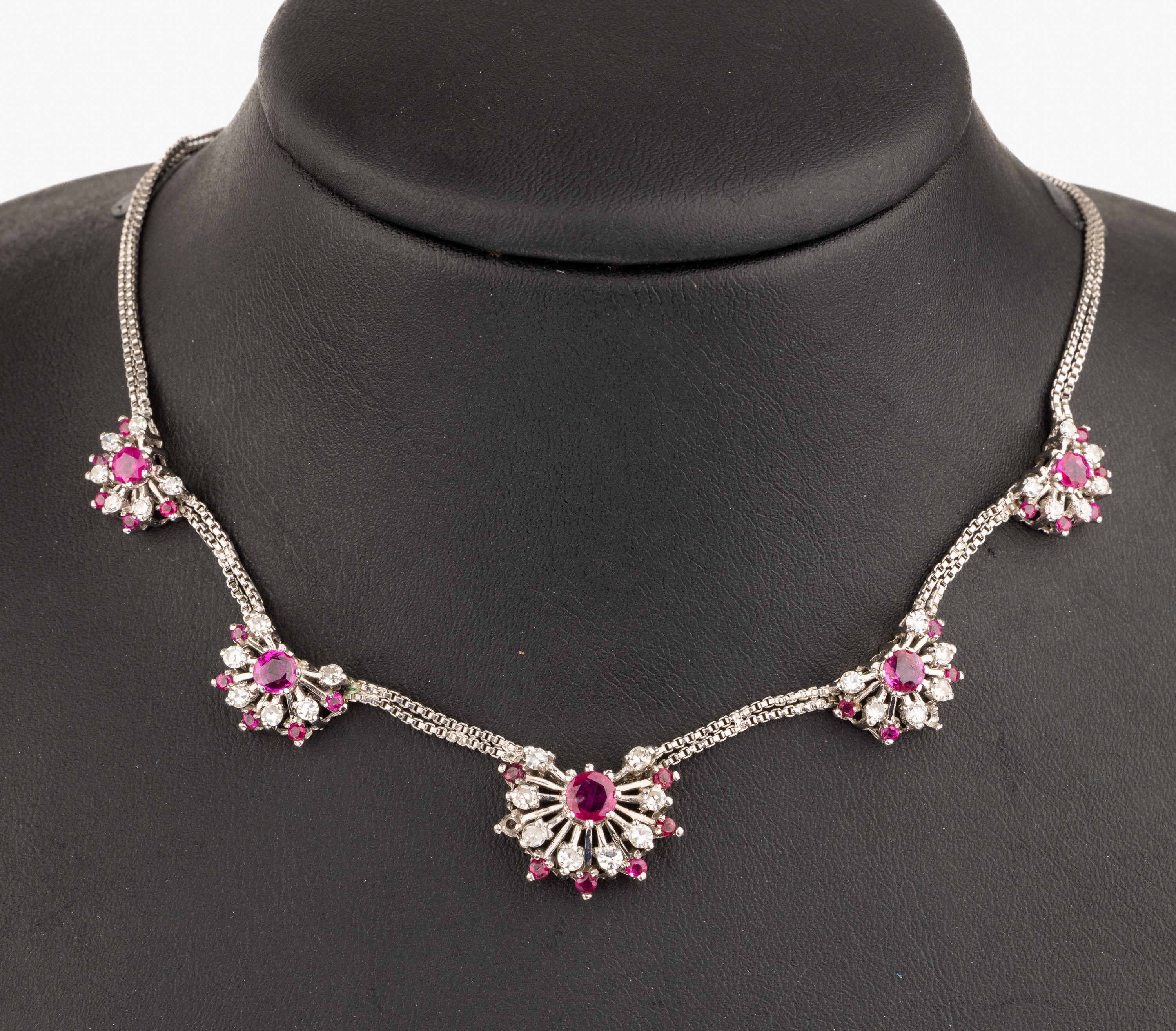 18 kt Gold Rubin Brillant Collier, WG 750/000, 32 8/8 Diamanten zus. ca. 1.30 ct Weiß/si, 30 rundfacett. Rubine zus. ca. 3.50 ct, 2 Steine fehlen, ...