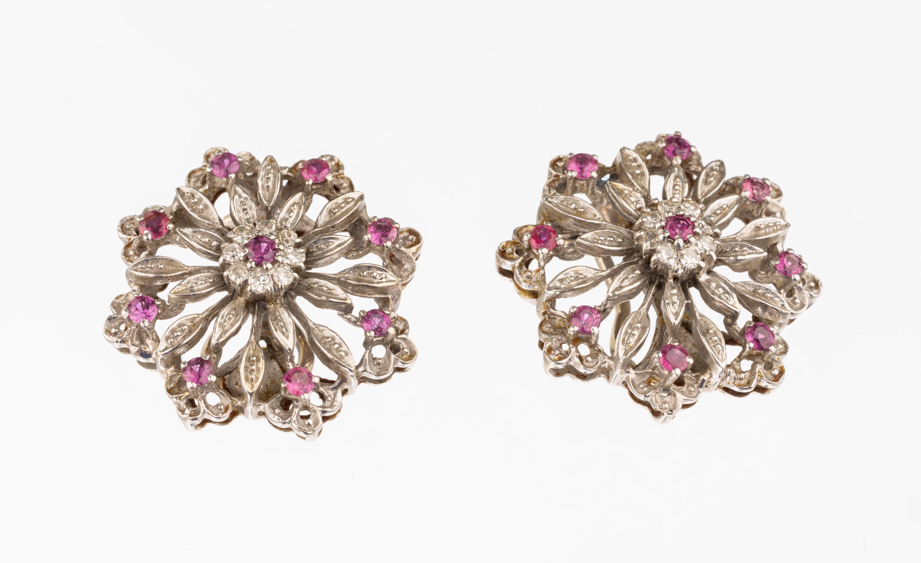 Paar 18 kt Gold Rubin Diamant Ohrclips, WG 750/000, je mit 18 rundfacett. Rubine zus. ca.0.35 ct, und je 8 8/8 Diamanten zus. ca. 0.32 ct Weiß/p 1, ...
