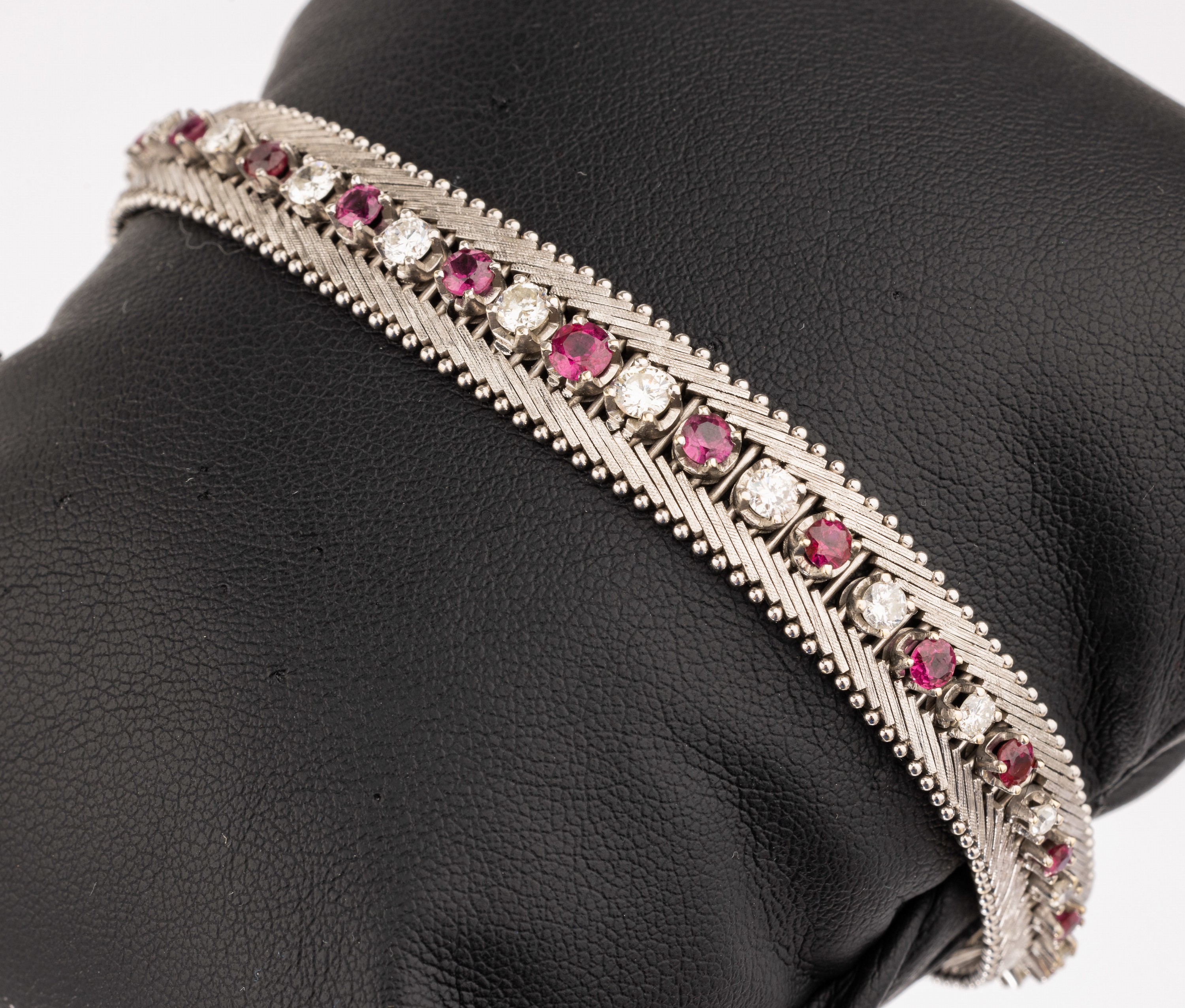 18 kt Gold Rubin Brillant Armband, WG 750/000, 19 rundfacett. Rubine zus. ca. 1.0 ctim Wechsel mit 18 Brillanten und 8/8 Diamantenzus. ca. 0.80 ct ...