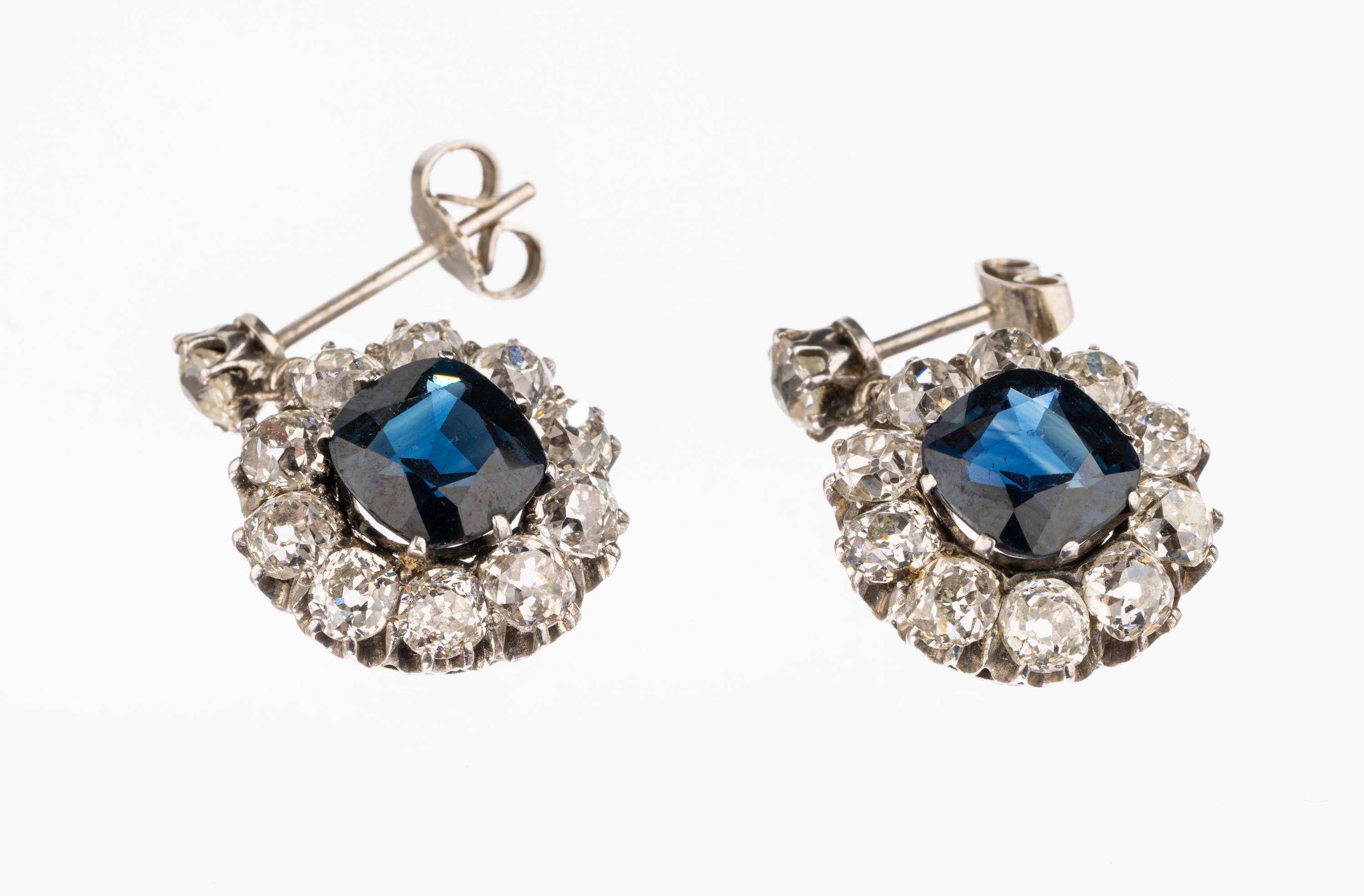 Paar 14 kt Gold Saphir Diamant Ohrstecker, WG 585/000, je mit einem Saphir im Kissenschliff zus. ca. 2.60 ct umgeben von je 11 Altschliffdiamanten ...