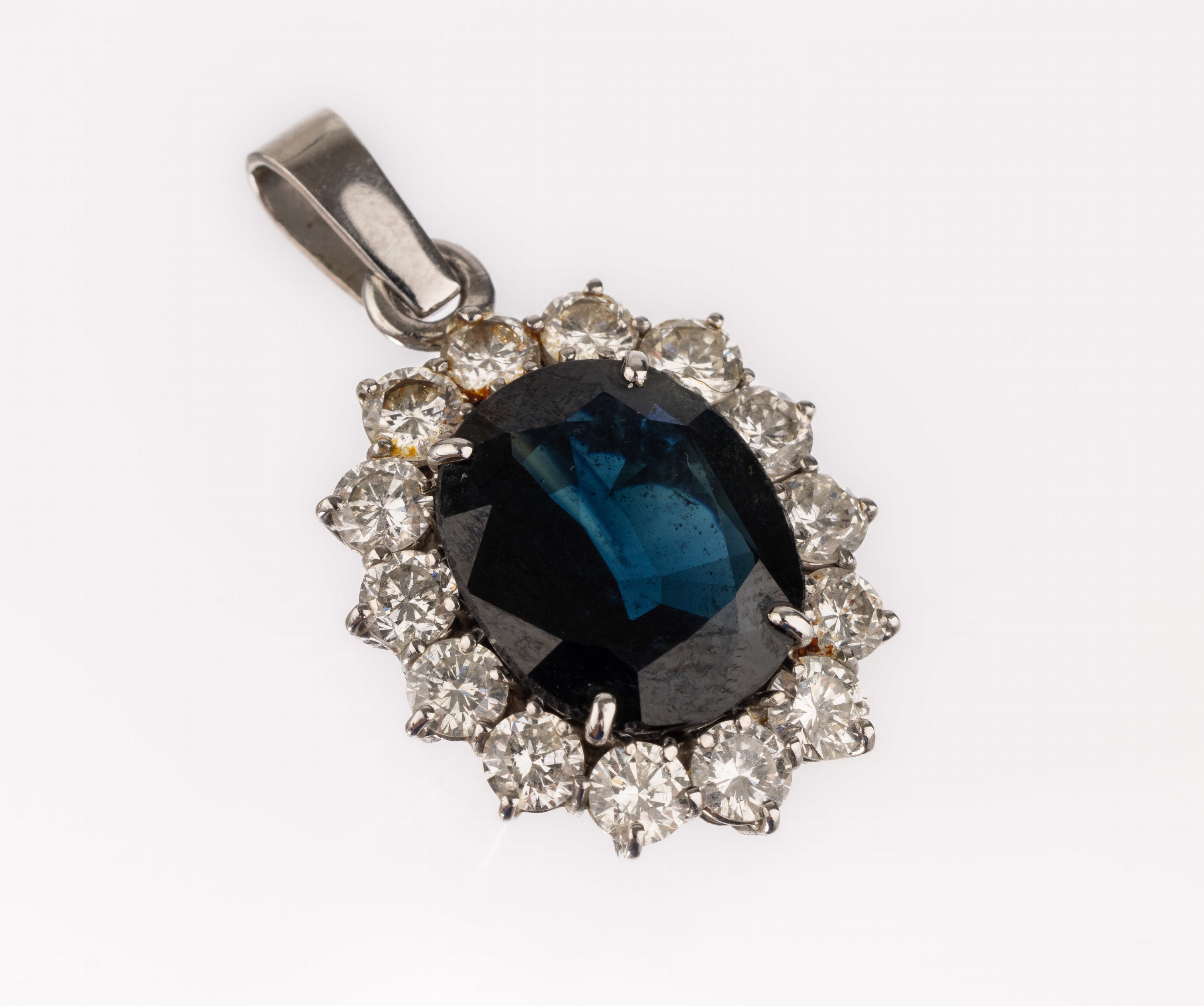 14 kt Gold Saphir Brillant Anhänger, WG 585/000 gepr., ovalfacett. Saphir ca. 5.0 ct umgeben von 14 Brillanten zus. ca. 2.10 ct Weiß-l. get. ...
