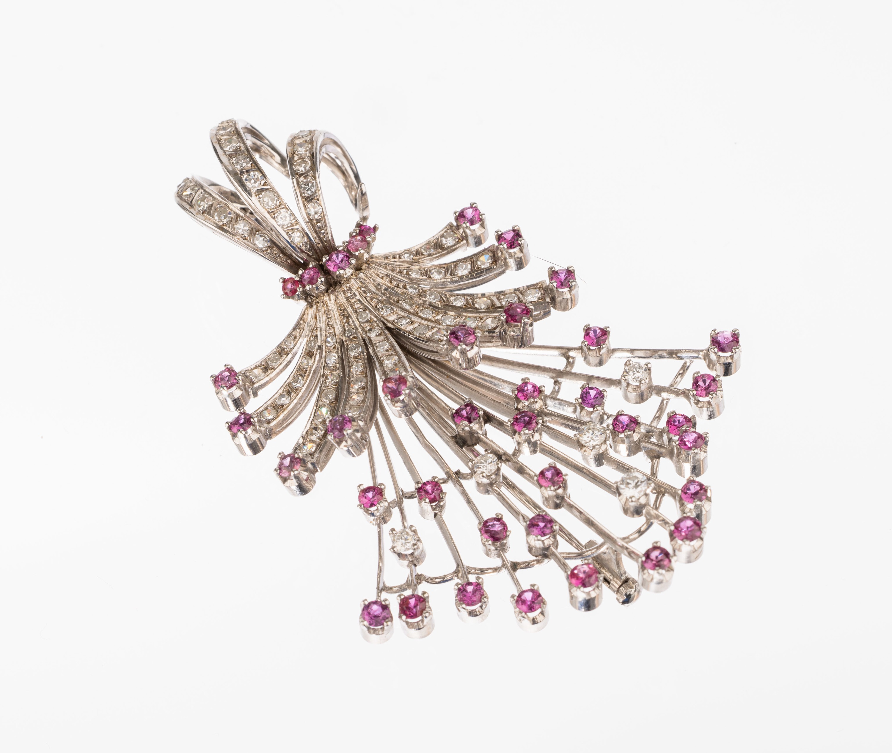 18 kt Gold Rubin Diamant Brosche, WG 750/000, 38 rundfacett. Rubine zus. ca. 3.60 ct, Diamanten zus. ca. 3.0 ct Weiß/si, ca. 22.1 g, ca. 6.5 x 4.8 ...