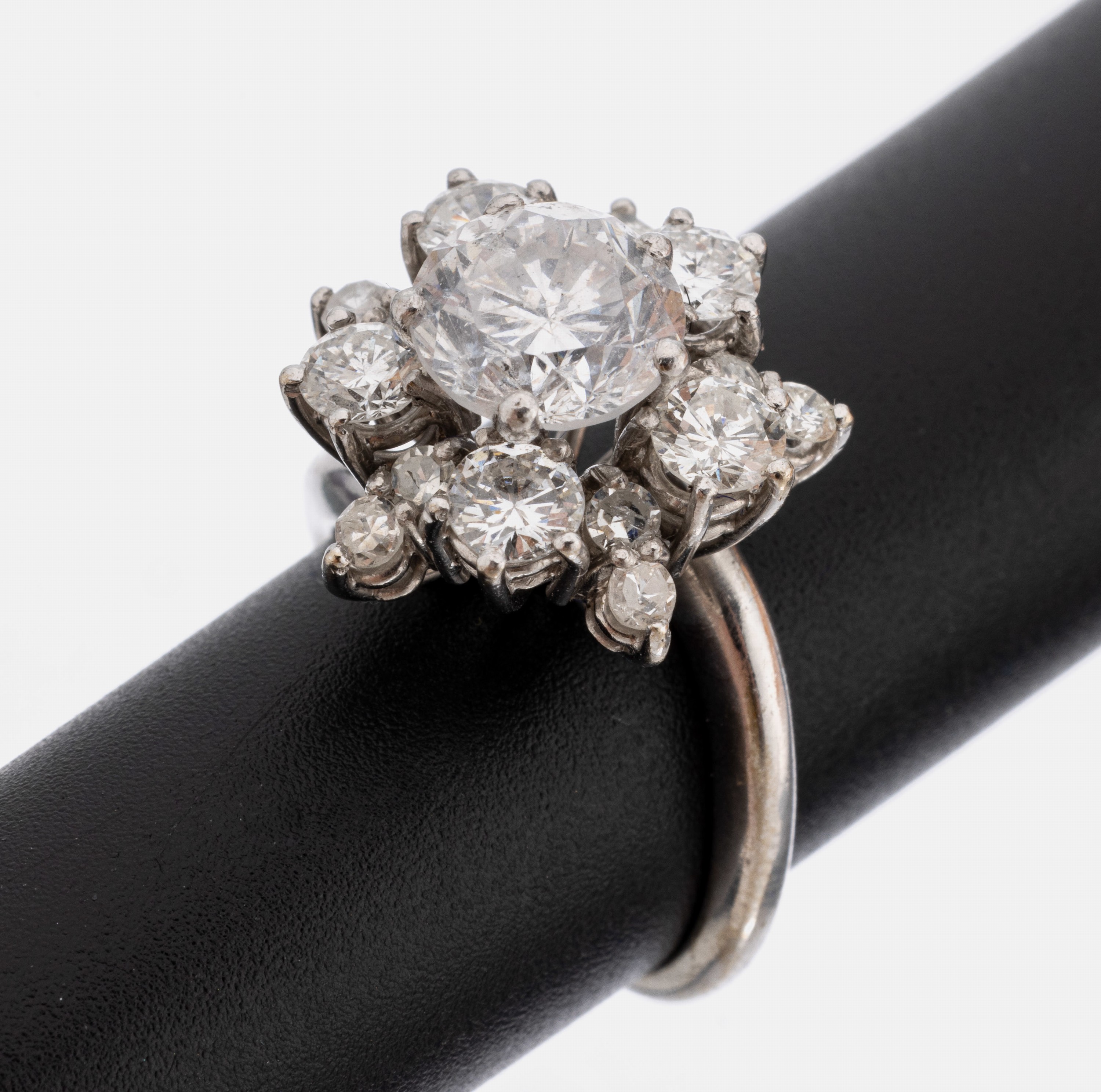18 kt Gold Diamant-Ring, WG 750/000, mittiger Diamant ca. 1.75 ct Weiß/p 1, weitere 5 Brillanten zus. ca. 1.30 ct Weiß/p1,10 8/8 Diamanten zus. ...