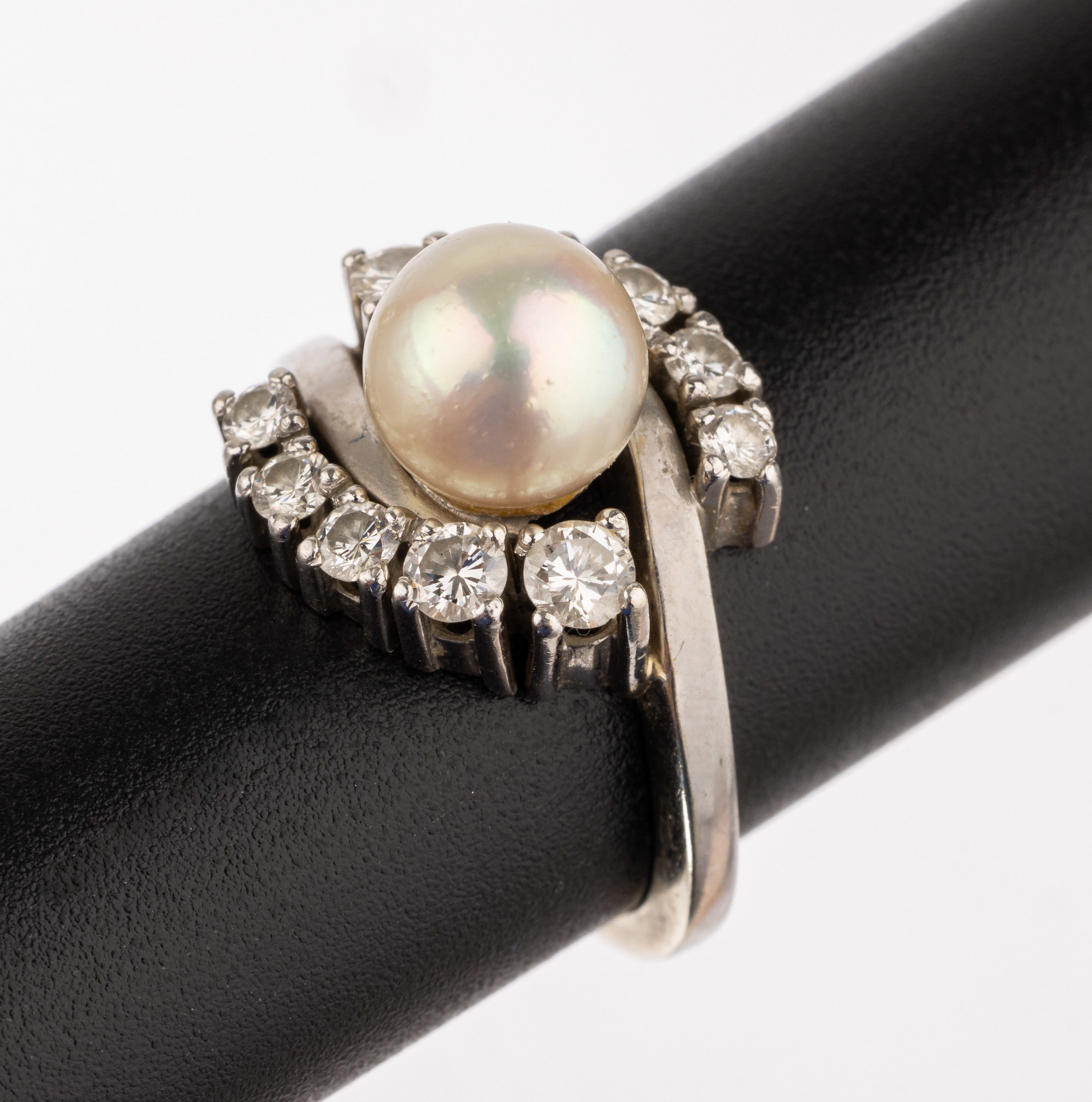 18 kt Gold Akoyazuchtperl Brillant Ring, WG750/000, mittig Akoyaperle D. ca. 7.2 mm, 10 Brillanten zus. ca. 0.70 ct Weiß/si, ca. 5.2 gRW 47.5, ...