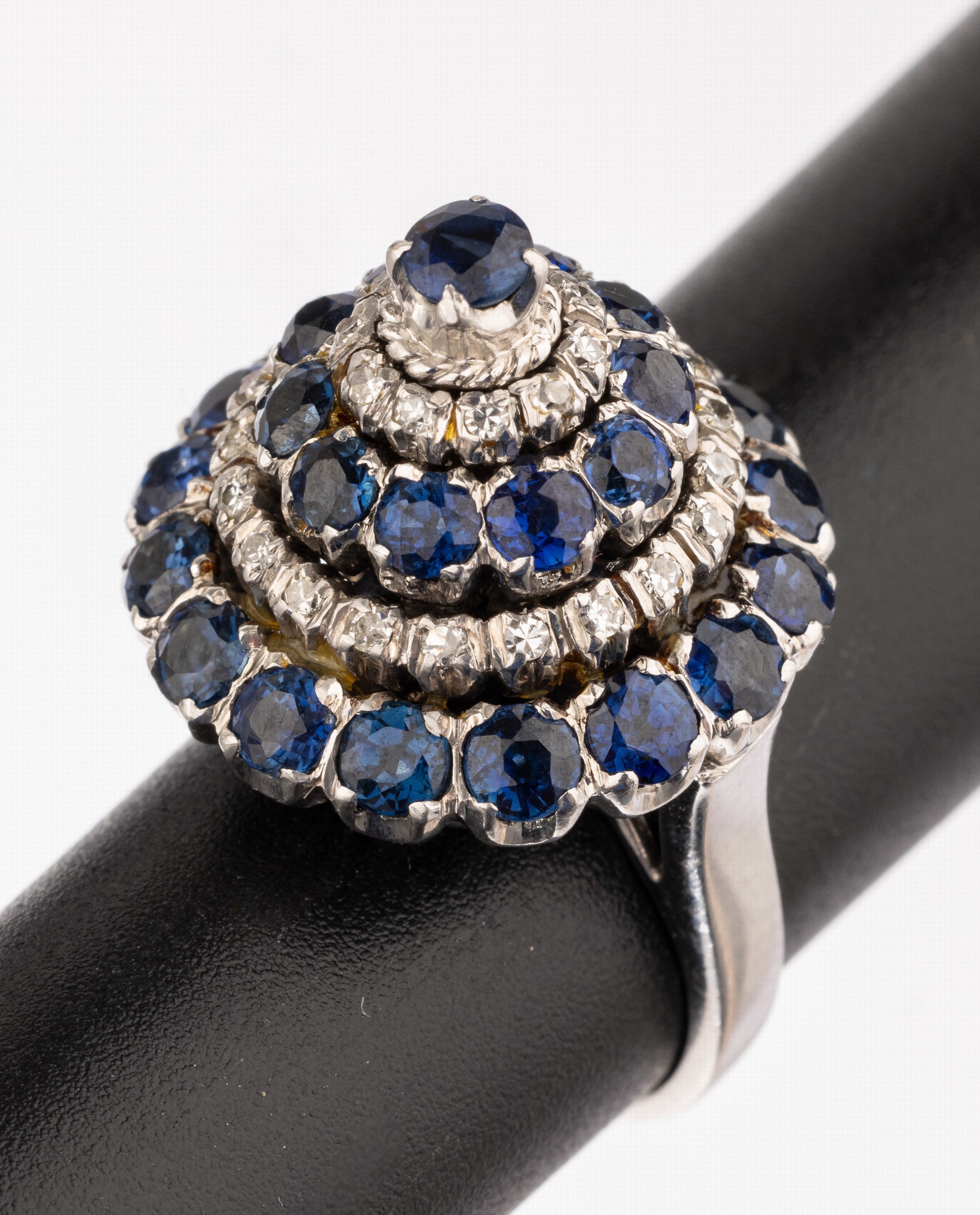 14 kt Gold Saphir Diamant Pagodenring, WG 750/000, 27 rundfacett. Saphire zus. ca. 2.30 ct, 30 Diamanten zus. ca. 0.15 ct Weiß/si, ca. 10.6 g, RW ...