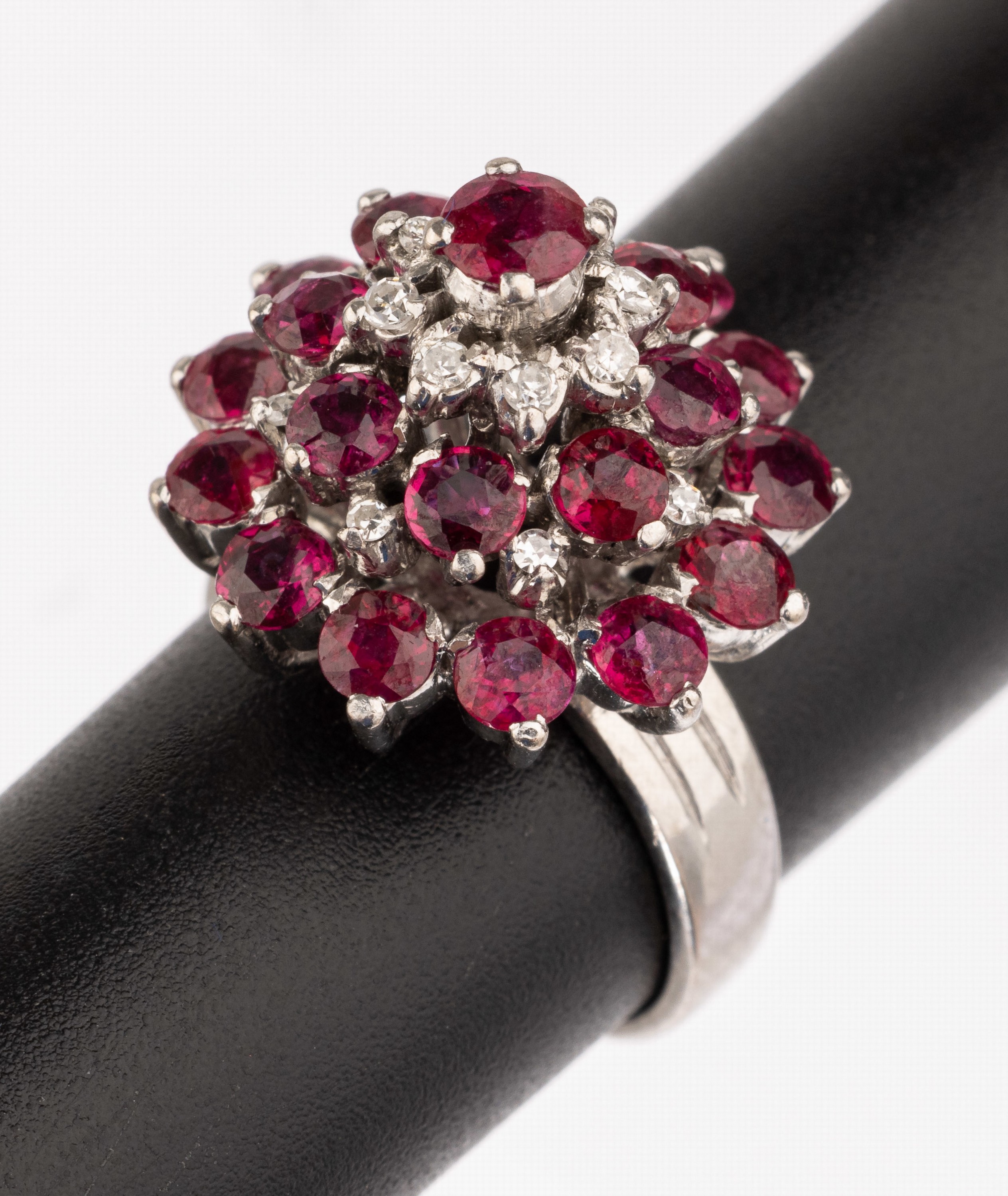 18 kt Gold Rubin Diamant Pagodenring, WG 750/000, 22 rundfacett. Rubine zus. ca. 2.0 ct, 16 Diamanten zus. ca. 0.11 ct Weiß/p 1, ca. 7.1 g, RW 50