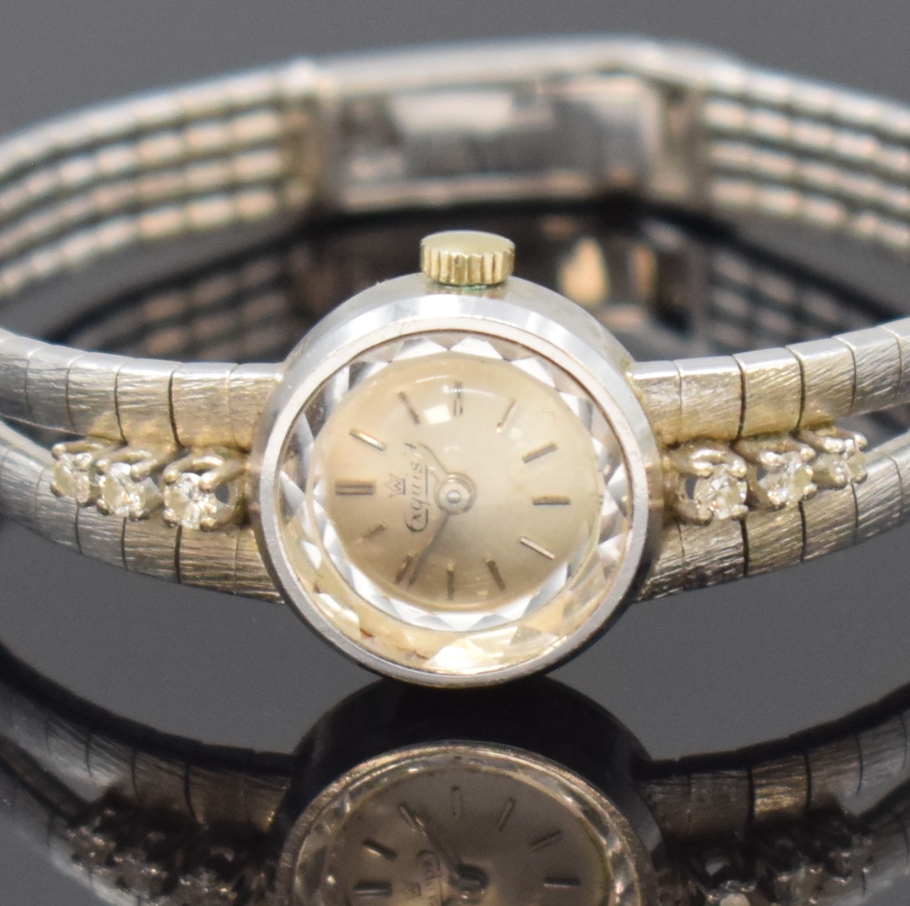 Detail a: EXQUISIT Damenarmbanduhr in WG 585/000 mit Diamanten, Schweiz um 1965, Handaufzug, Boden aufgedr., silb. Zifferbl. m. silb. Std.-Ind. u. Zeigern, ...