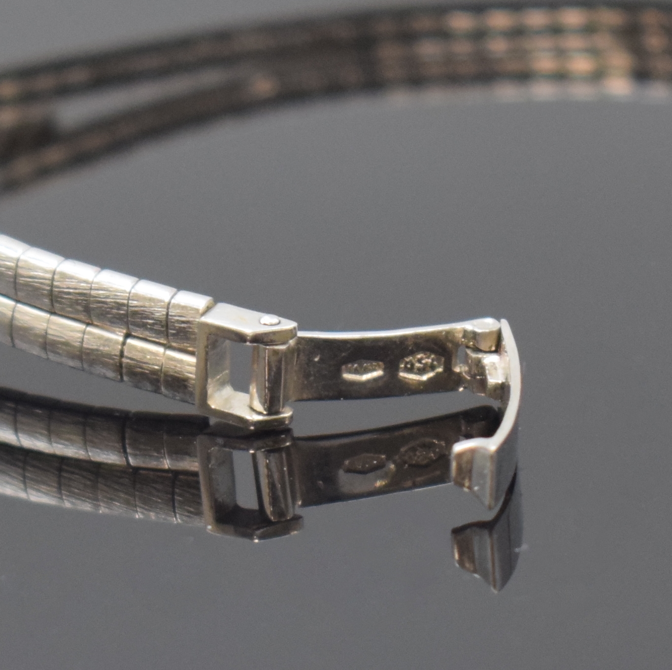 Detail b: EXQUISIT Damenarmbanduhr in WG 585/000 mit Diamanten, Schweiz um 1965, Handaufzug, Boden aufgedr., silb. Zifferbl. m. silb. Std.-Ind. u. Zeigern, ...