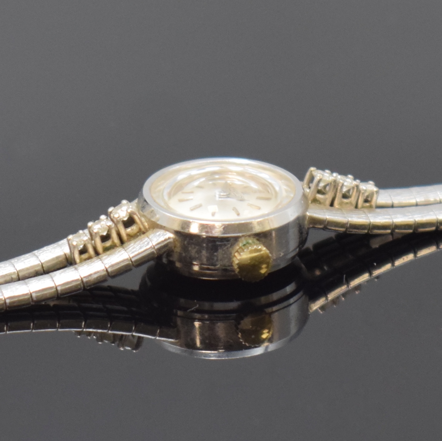 Detail c: EXQUISIT Damenarmbanduhr in WG 585/000 mit Diamanten, Schweiz um 1965, Handaufzug, Boden aufgedr., silb. Zifferbl. m. silb. Std.-Ind. u. Zeigern, ...