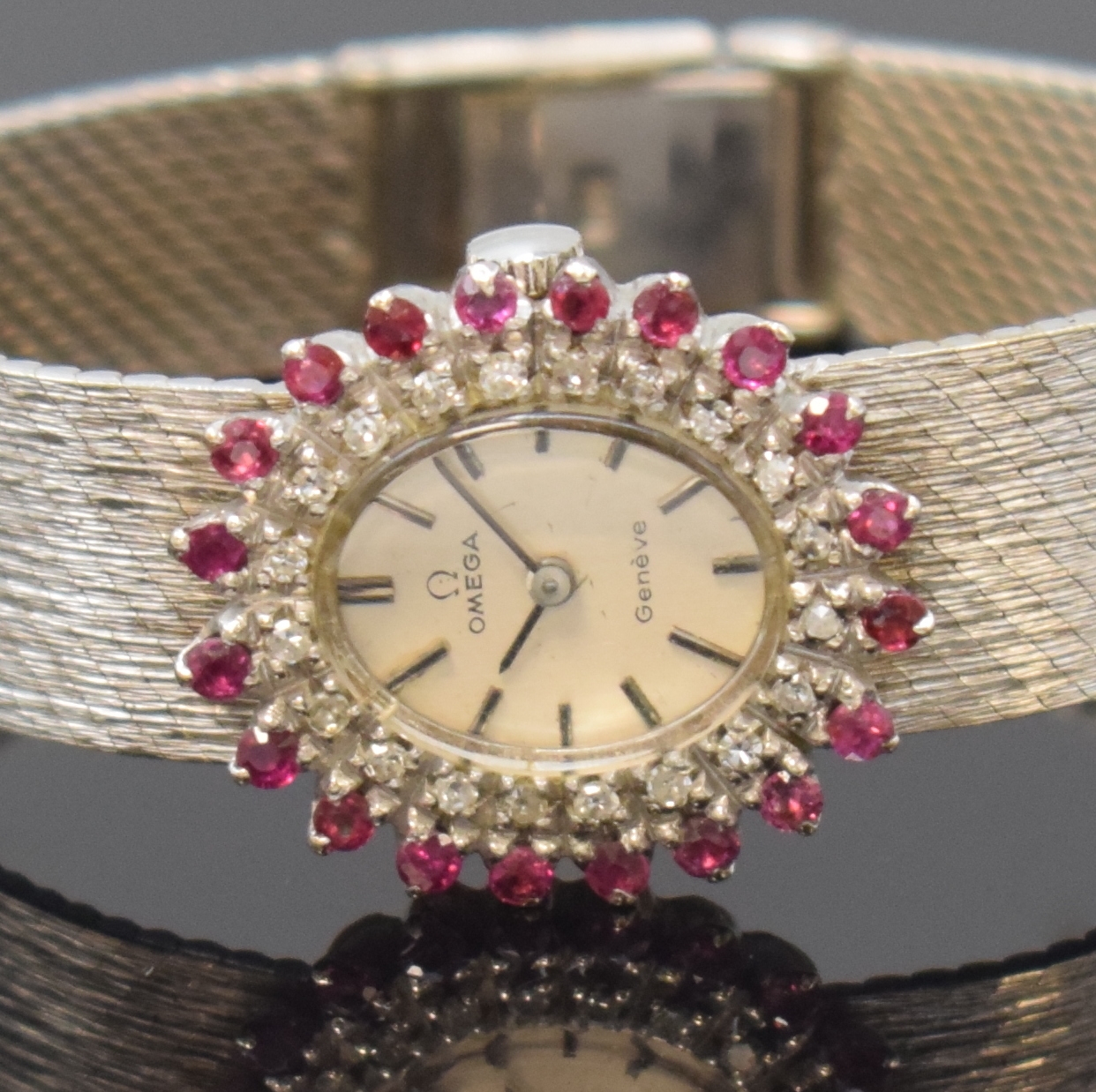 Detail a: OMEGA Damenarmbanduhr in WG 585/000 mit Diamanten und Rubinen, Schweiz um 1970, Handaufzug, Geh. an Goldband, Boden aufgedr., Lünette m. Rubinen u. ...