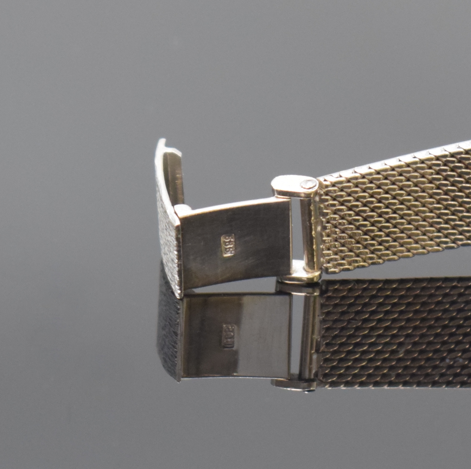 Detail b: OMEGA Damenarmbanduhr in WG 585/000 mit Diamanten und Rubinen, Schweiz um 1970, Handaufzug, Geh. an Goldband, Boden aufgedr., Lünette m. Rubinen u. ...