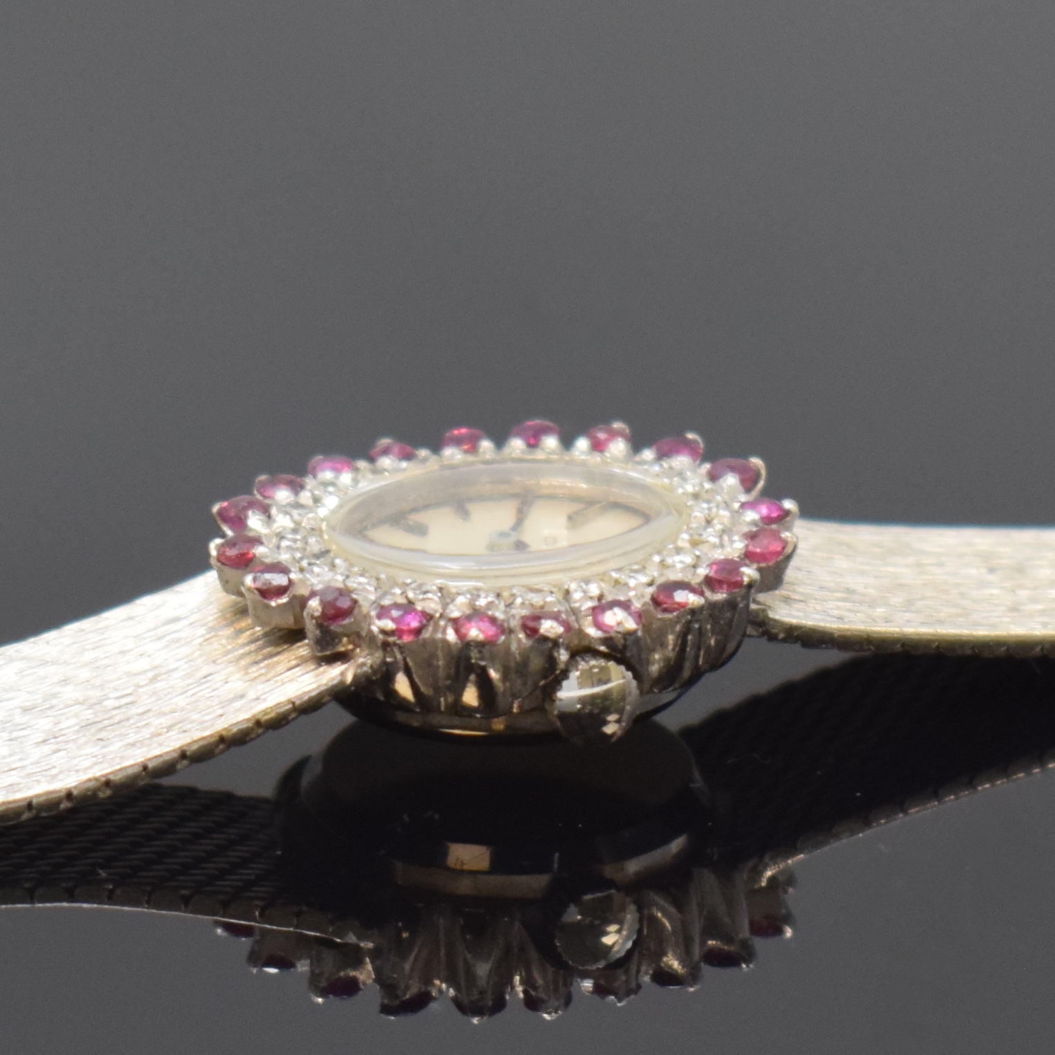 Detail c: OMEGA Damenarmbanduhr in WG 585/000 mit Diamanten und Rubinen, Schweiz um 1970, Handaufzug, Geh. an Goldband, Boden aufgedr., Lünette m. Rubinen u. ...