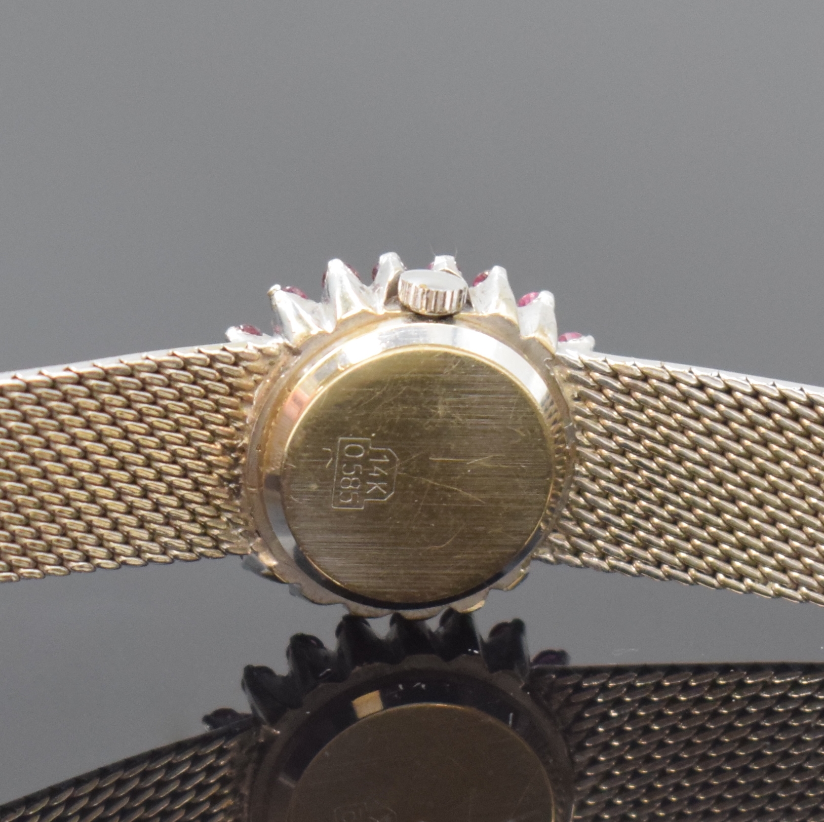 Detail d: OMEGA Damenarmbanduhr in WG 585/000 mit Diamanten und Rubinen, Schweiz um 1970, Handaufzug, Geh. an Goldband, Boden aufgedr., Lünette m. Rubinen u. ...