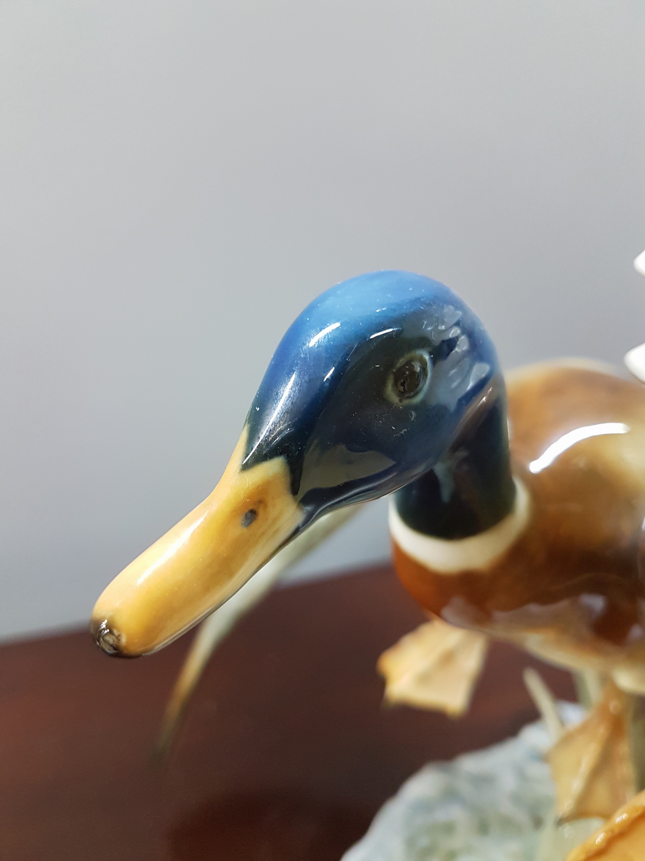 Detail e: Porzellanfigurengruppe, Hutschenreuther, Entw. Hans Achtziger, 1960er-Jahre, Porzellan, naturalistisch bemalt, Paar auffliegende Enten, Alterssp., ...