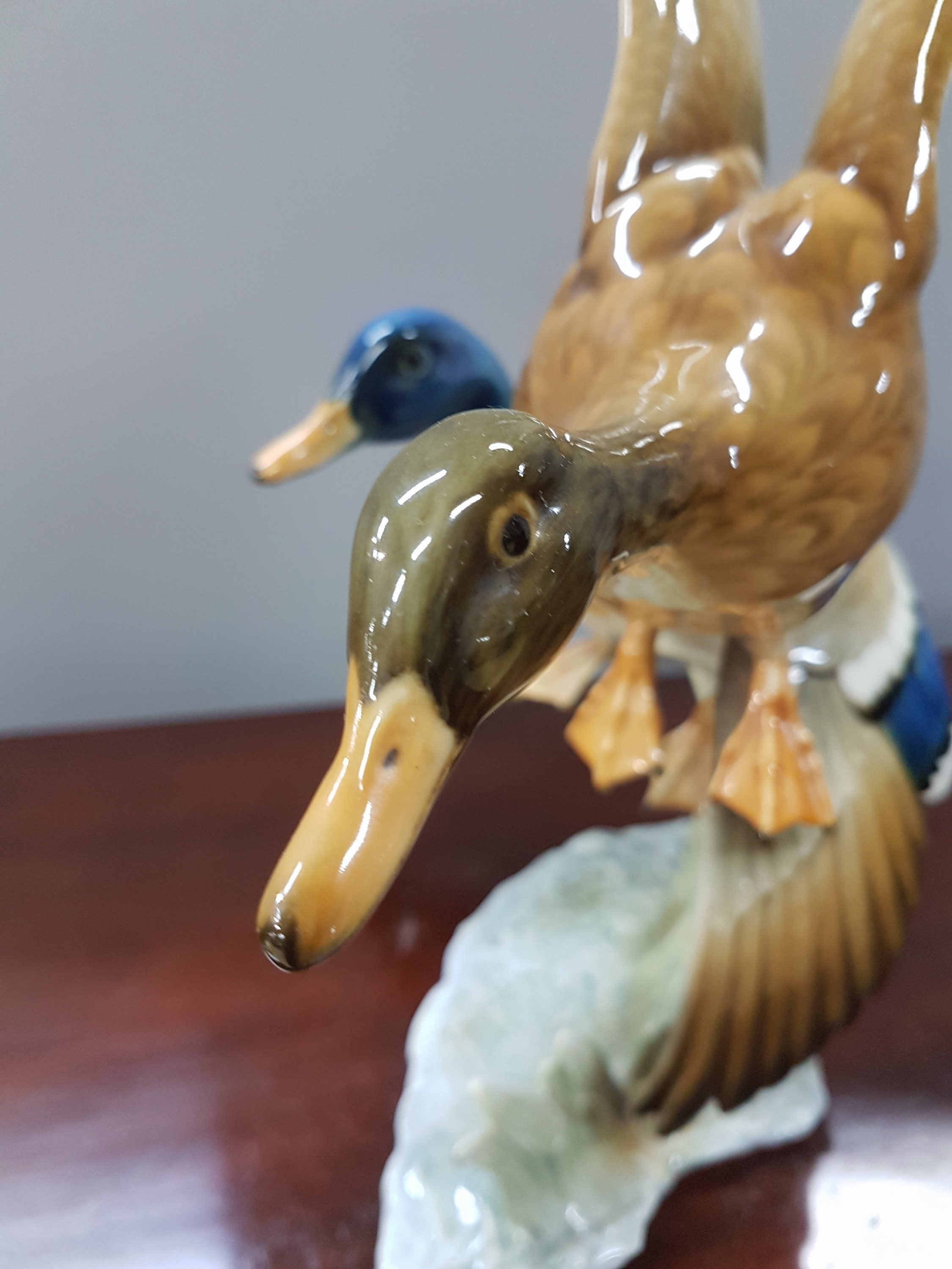 Detail f: Porzellanfigurengruppe, Hutschenreuther, Entw. Hans Achtziger, 1960er-Jahre, Porzellan, naturalistisch bemalt, Paar auffliegende Enten, Alterssp., ...