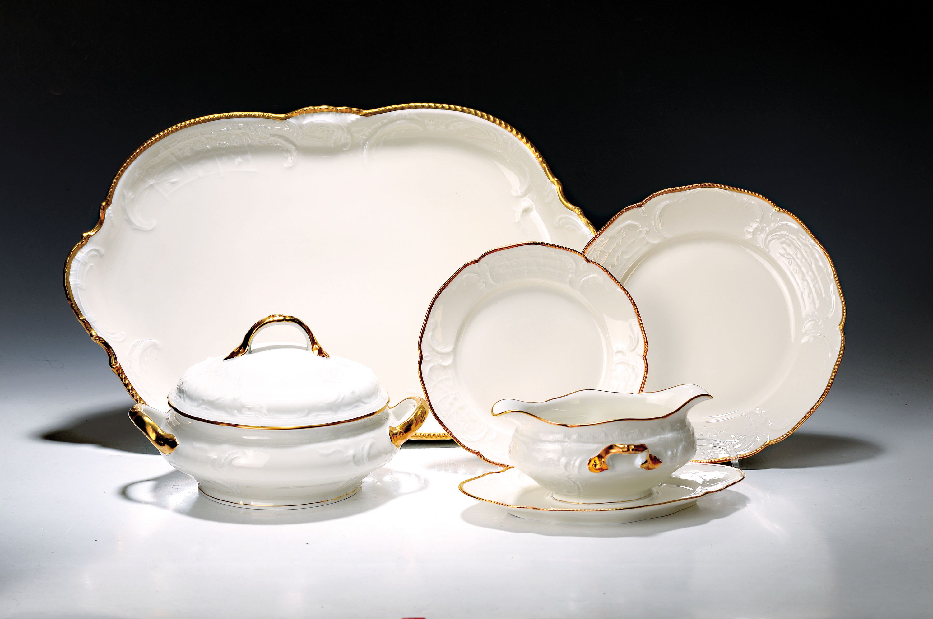 Speiseservice, Rosenthal, Sanssouci, 20.Jh., Porzellan, Goldrand, Fahne mit Muschelwerk im Relief, 12 Speiseteller D. 25cm, 12 Suppenteller D. 24cm, ...