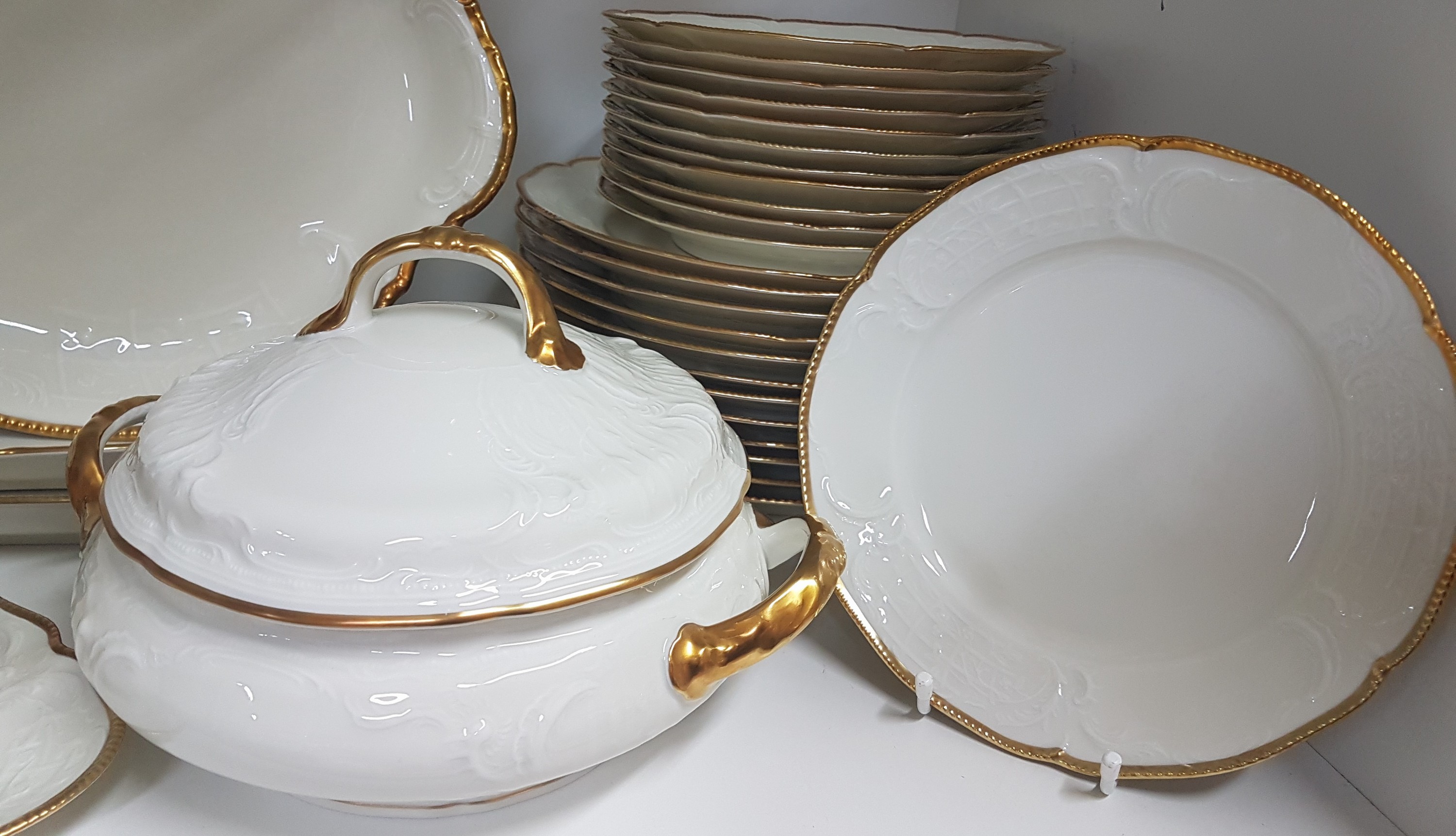 Detail a: Speiseservice, Rosenthal, Sanssouci, 20.Jh., Porzellan, Goldrand, Fahne mit Muschelwerk im Relief, 12 Speiseteller D. 25cm, 12 Suppenteller D. 24cm, ...