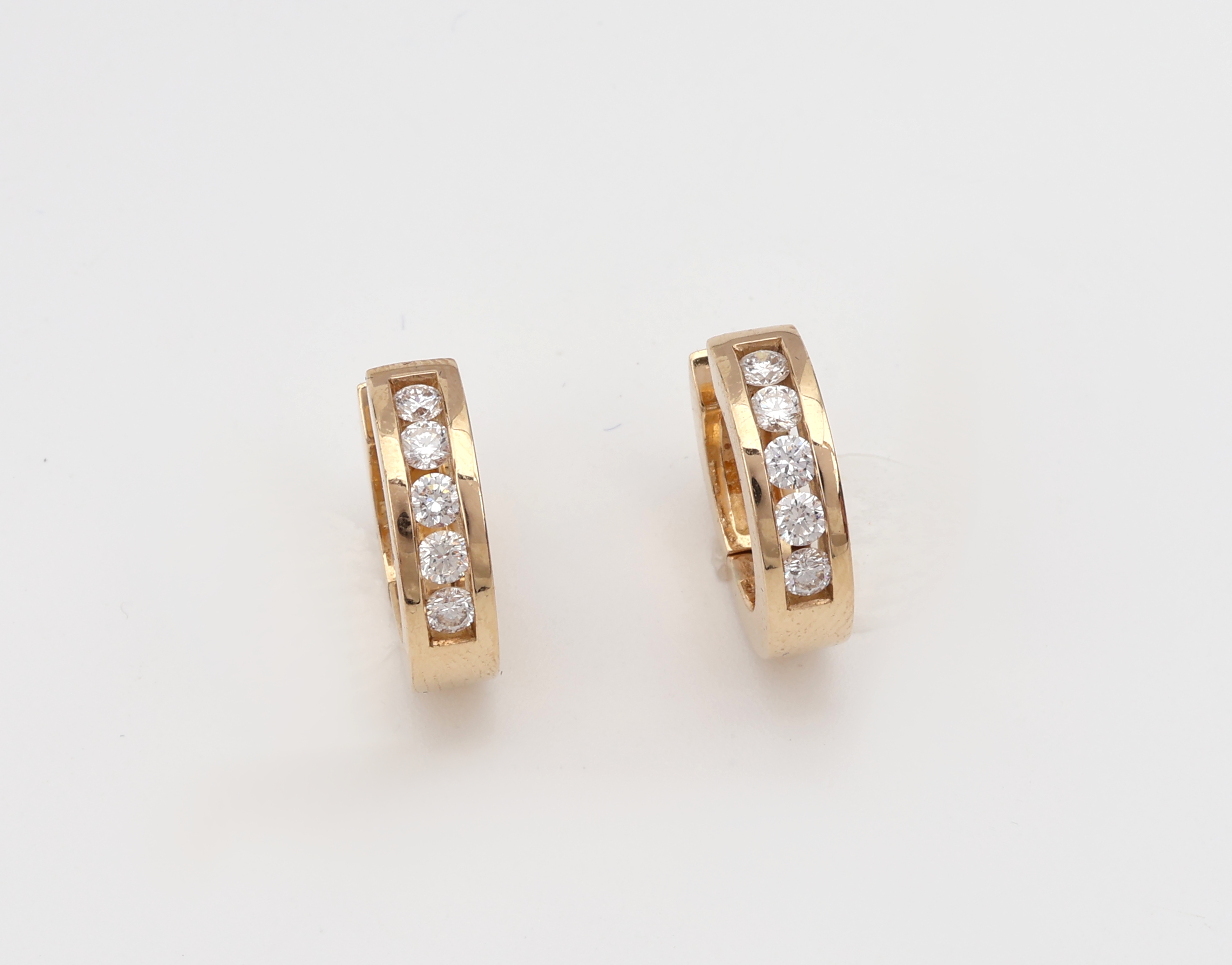Paar 14 kt Gold Brillant-Creolen, GG 585/000, 10 im Kanal gefasste Brillanten zus. ca. 0.50 ct Weiß/si, ca. 6.6 g, d. ca. 1.5 cm