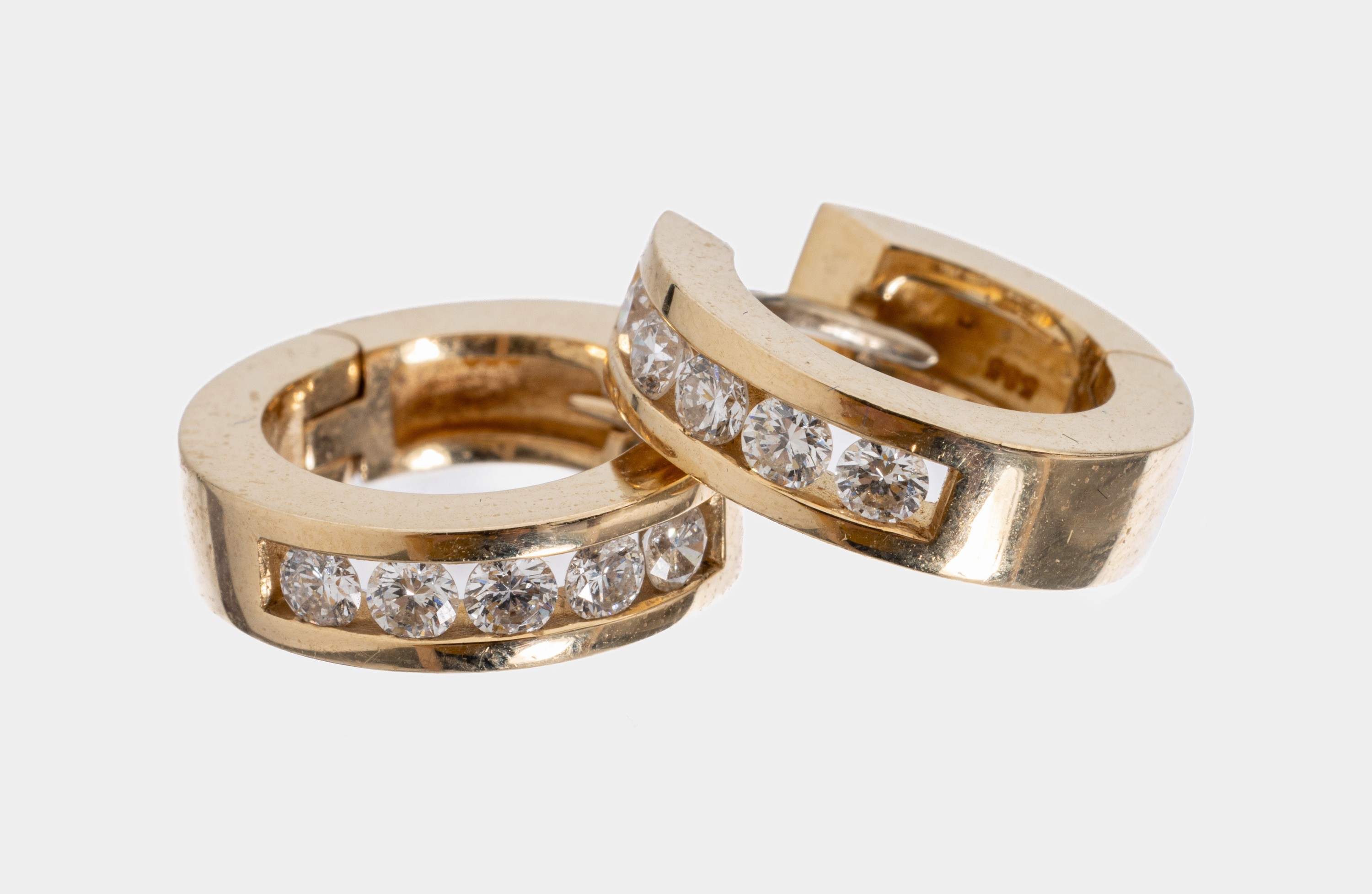 Detail a: Paar 14 kt Gold Brillant-Creolen, GG 585/000, 10 im Kanal gefasste Brillanten zus. ca. 0.50 ct Weiß/si, ca. 6.6 g, d. ca. 1.5 cm