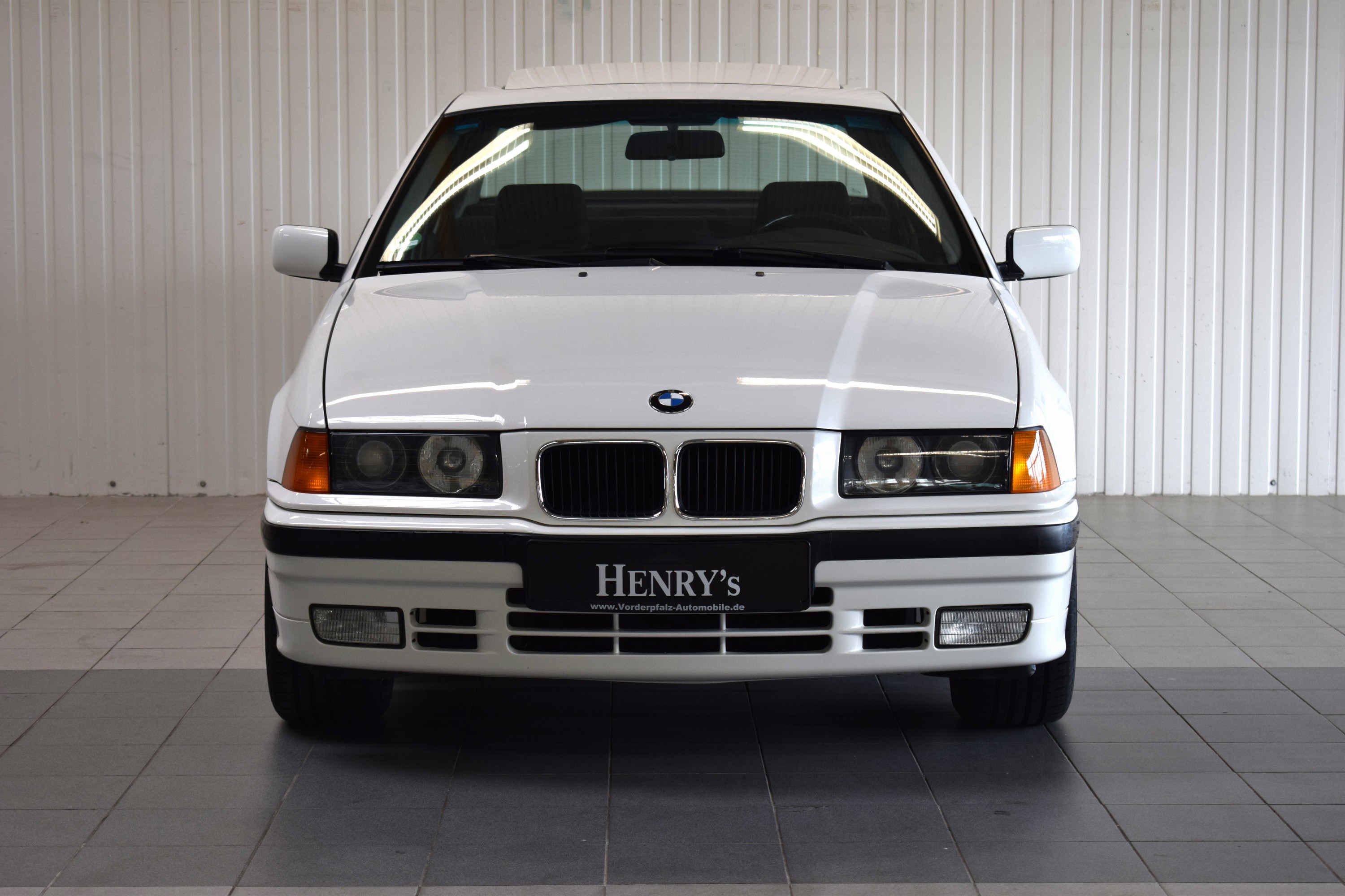 Detail a: BMW 320i, EZ 08/1991, Laufleitung ca. 159.000 km, HU 01/2026, H-Zulassung, 110 kW/150 PS, 6-Zylinder, Schaltgetriebe, Alpinweiß, Stoff schwarz, ...