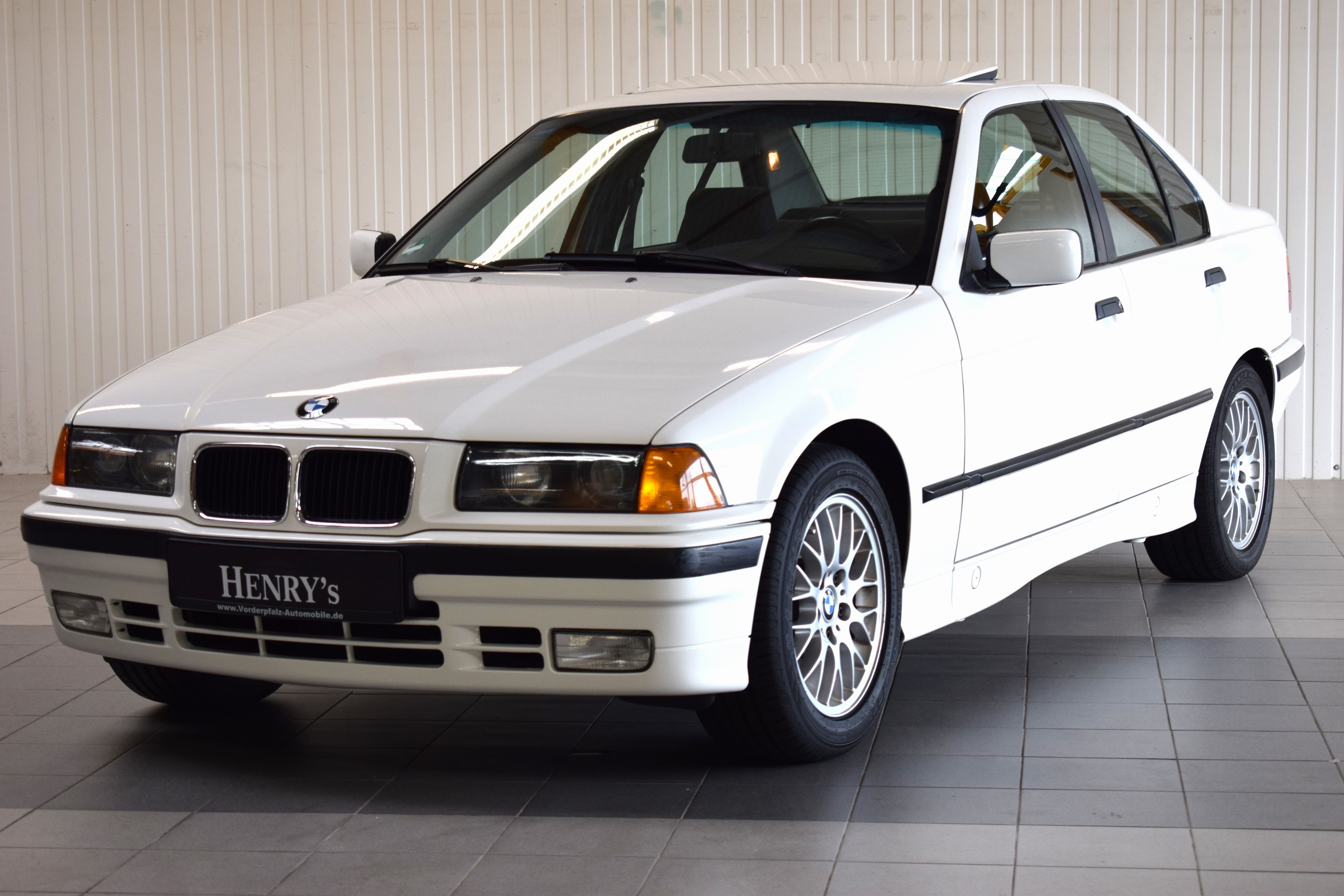 Detail b: BMW 320i, EZ 08/1991, Laufleitung ca. 159.000 km, HU 01/2026, H-Zulassung, 110 kW/150 PS, 6-Zylinder, Schaltgetriebe, Alpinweiß, Stoff schwarz, ...