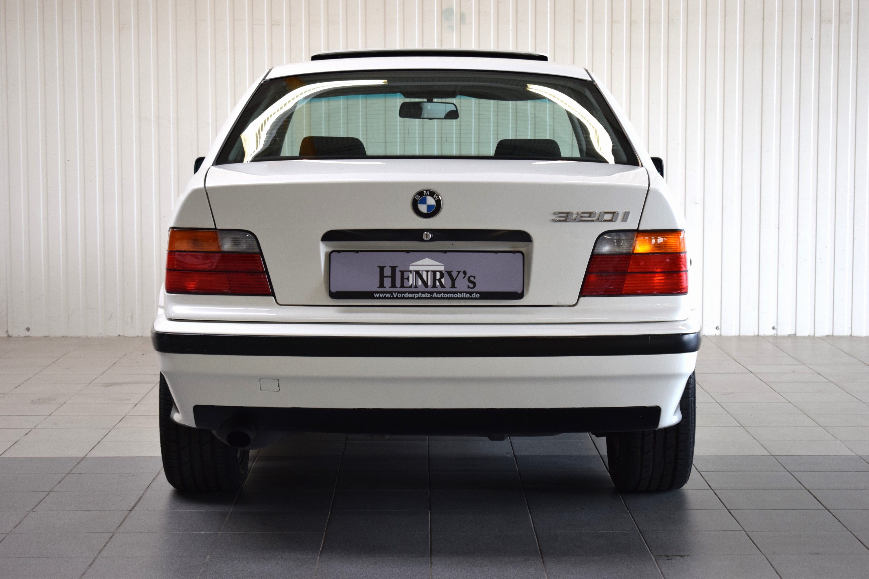 Detail d: BMW 320i, EZ 08/1991, Laufleitung ca. 159.000 km, HU 01/2026, H-Zulassung, 110 kW/150 PS, 6-Zylinder, Schaltgetriebe, Alpinweiß, Stoff schwarz, ...