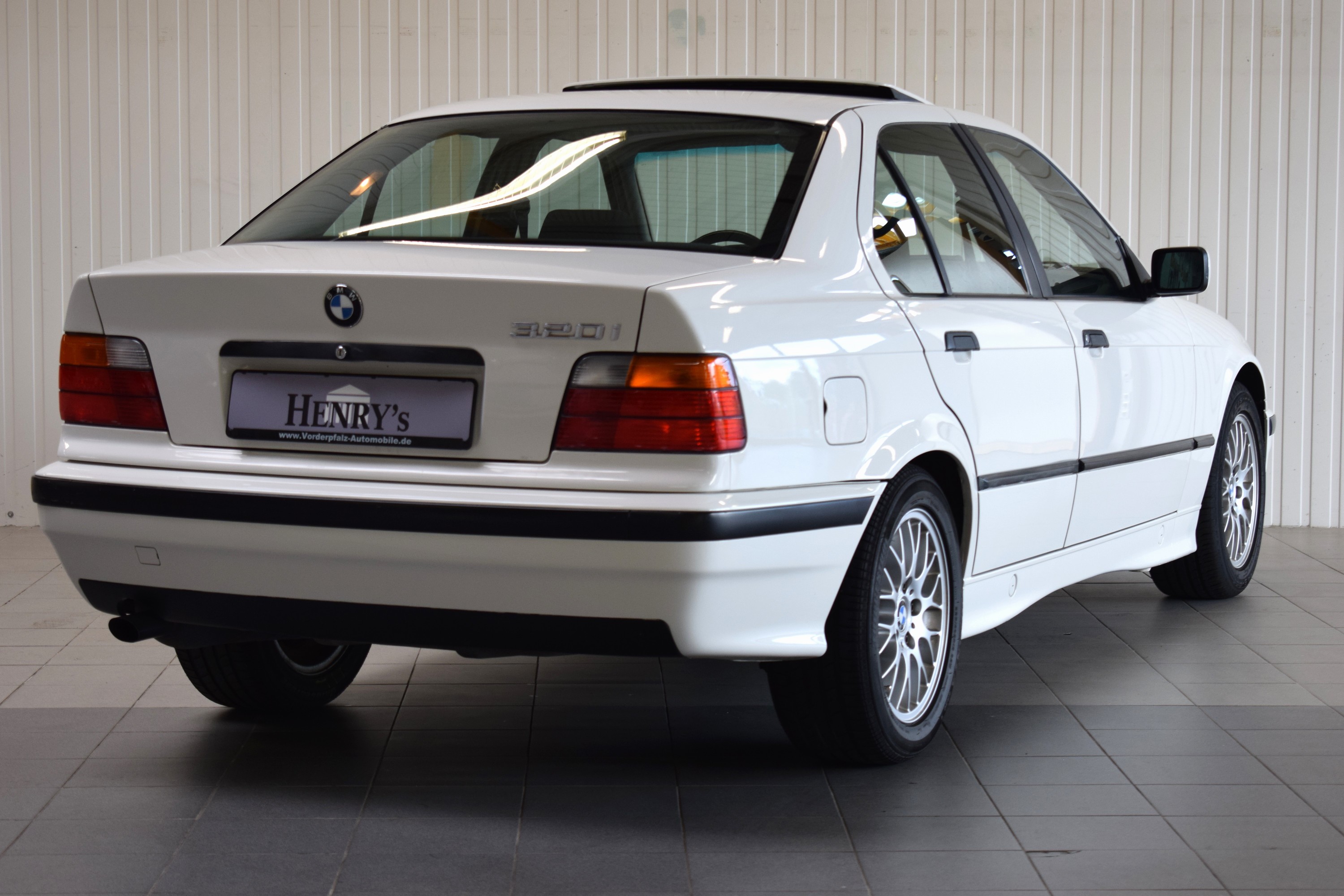 Detail e: BMW 320i, EZ 08/1991, Laufleitung ca. 159.000 km, HU 01/2026, H-Zulassung, 110 kW/150 PS, 6-Zylinder, Schaltgetriebe, Alpinweiß, Stoff schwarz, ...