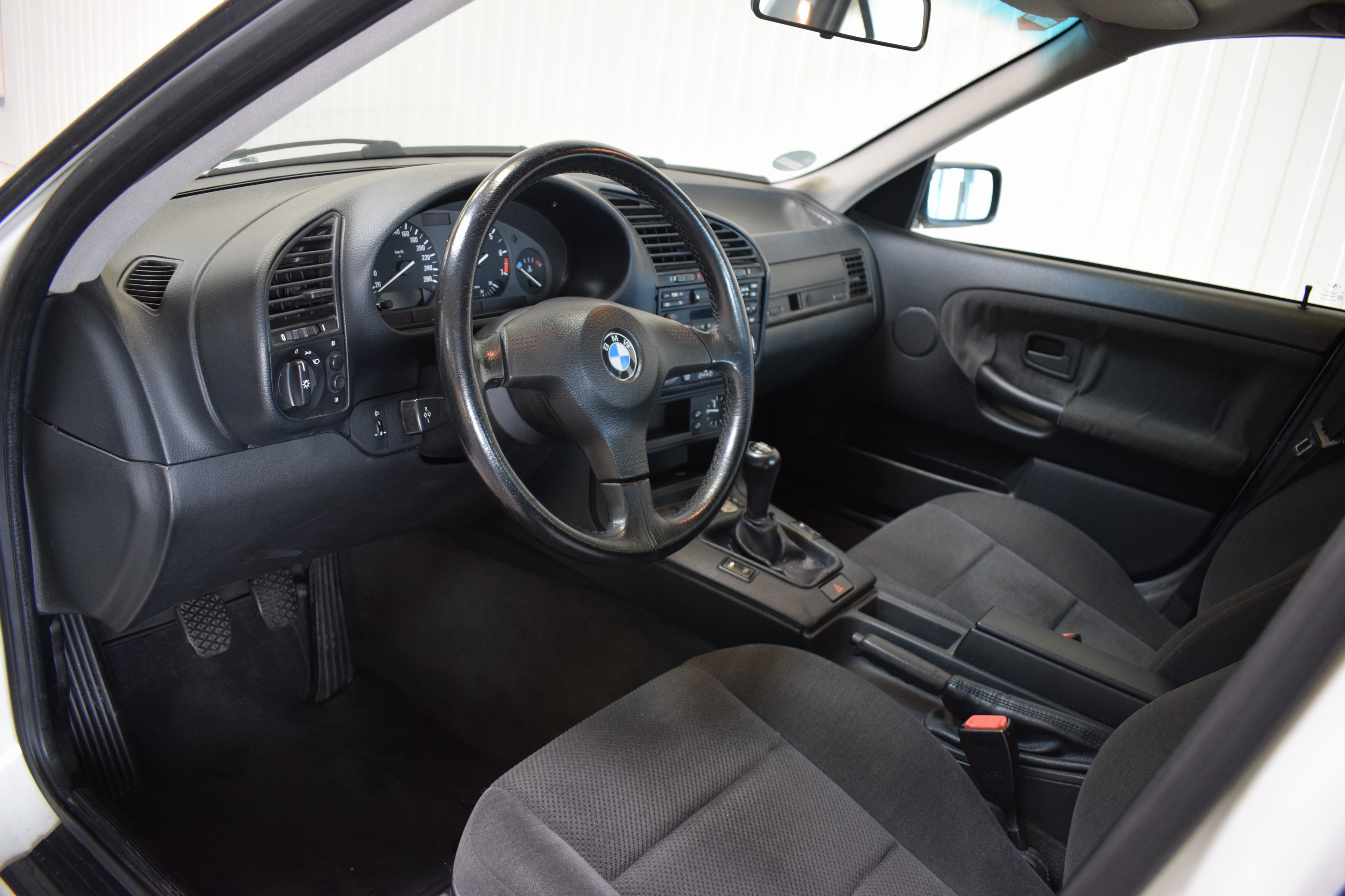 Detail h: BMW 320i, EZ 08/1991, Laufleitung ca. 159.000 km, HU 01/2026, H-Zulassung, 110 kW/150 PS, 6-Zylinder, Schaltgetriebe, Alpinweiß, Stoff schwarz, ...