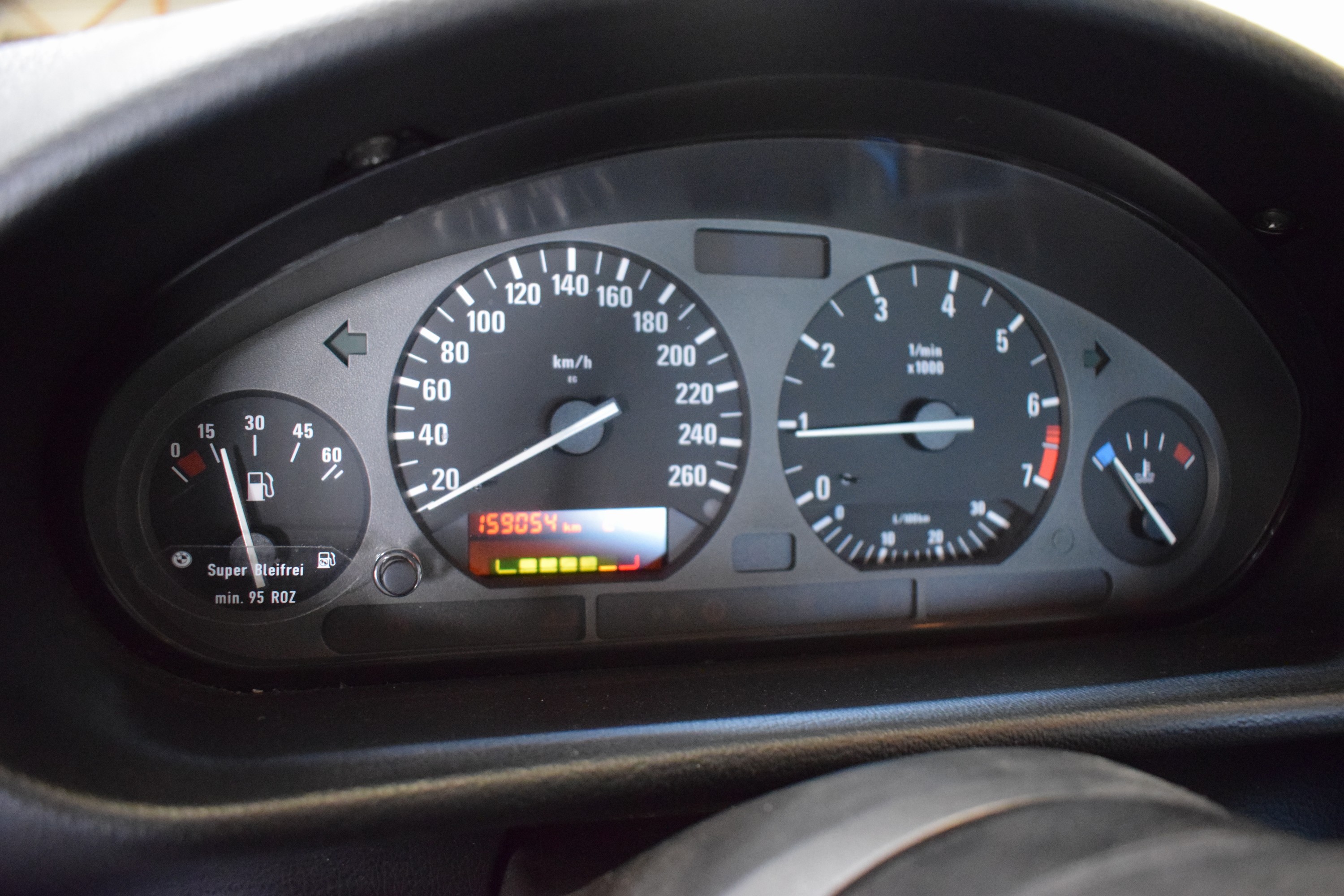 Detail k: BMW 320i, EZ 08/1991, Laufleitung ca. 159.000 km, HU 01/2026, H-Zulassung, 110 kW/150 PS, 6-Zylinder, Schaltgetriebe, Alpinweiß, Stoff schwarz, ...