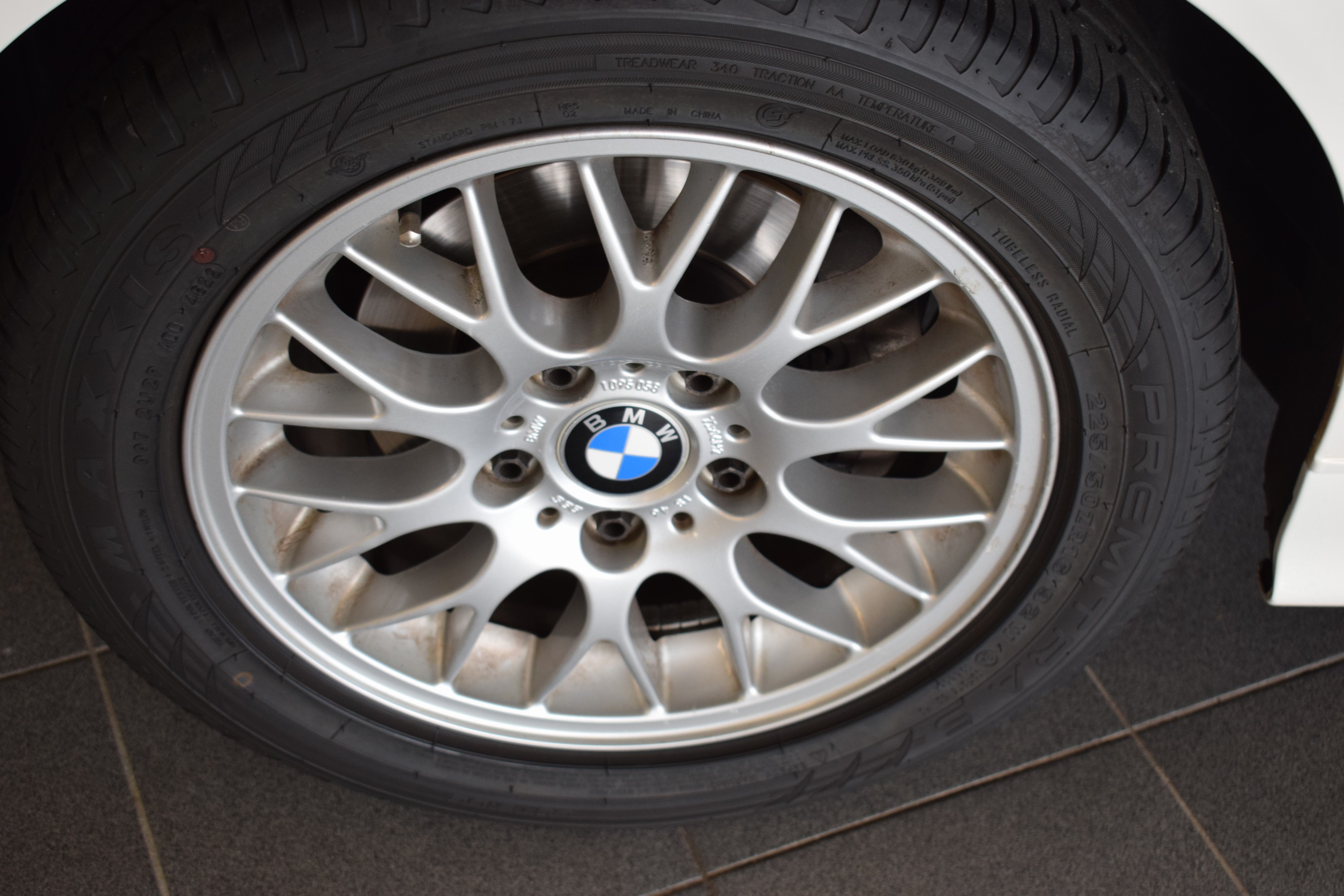 Detail l: BMW 320i, EZ 08/1991, Laufleitung ca. 159.000 km, HU 01/2026, H-Zulassung, 110 kW/150 PS, 6-Zylinder, Schaltgetriebe, Alpinweiß, Stoff schwarz, ...