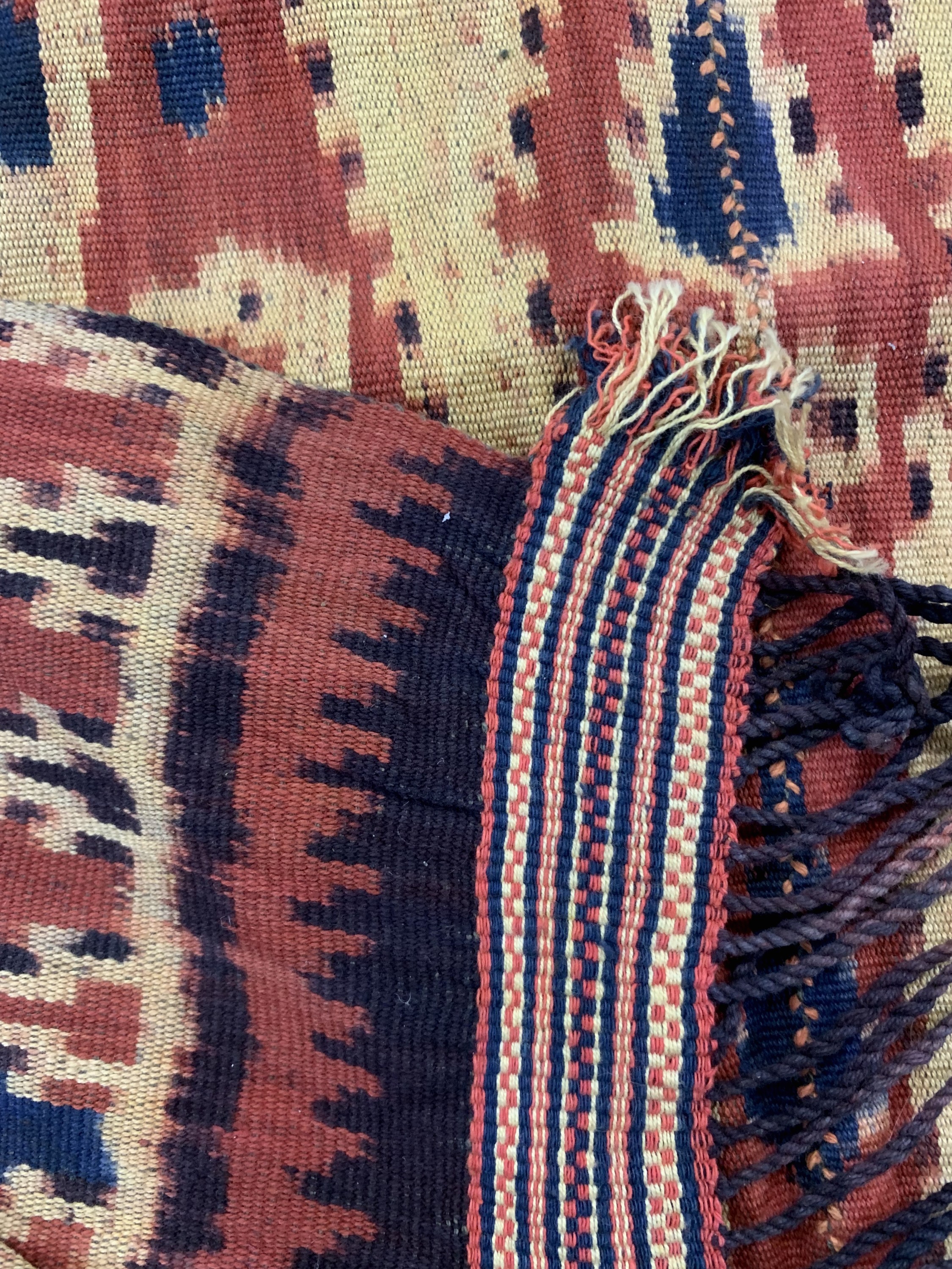 Detail d: Sumba Ikat alt, Indonesien, Anfang 20.Jhd, Baumwolle, ca. 230 x 120 cm, EHZ: 1-2(2 Bahnig).