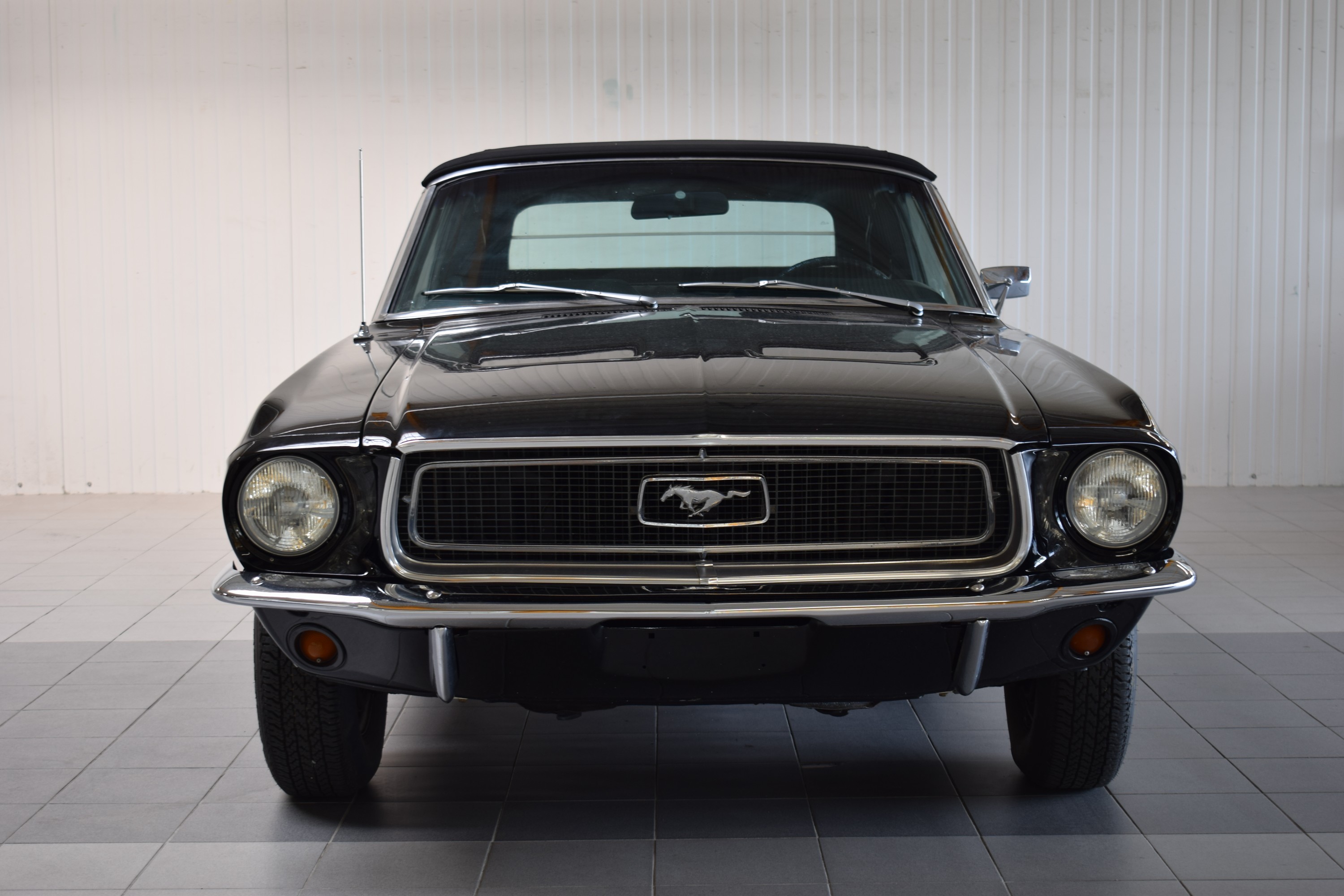 Detail a: Ford Mustang Cabriolet, EZ 1968, Laufleistung ca. 99.990 meilen abgelesen, 132kW/180 PS, 8-Zylinder, Automatikgetriebe, schwarz, Kunstleder schwarz, ...