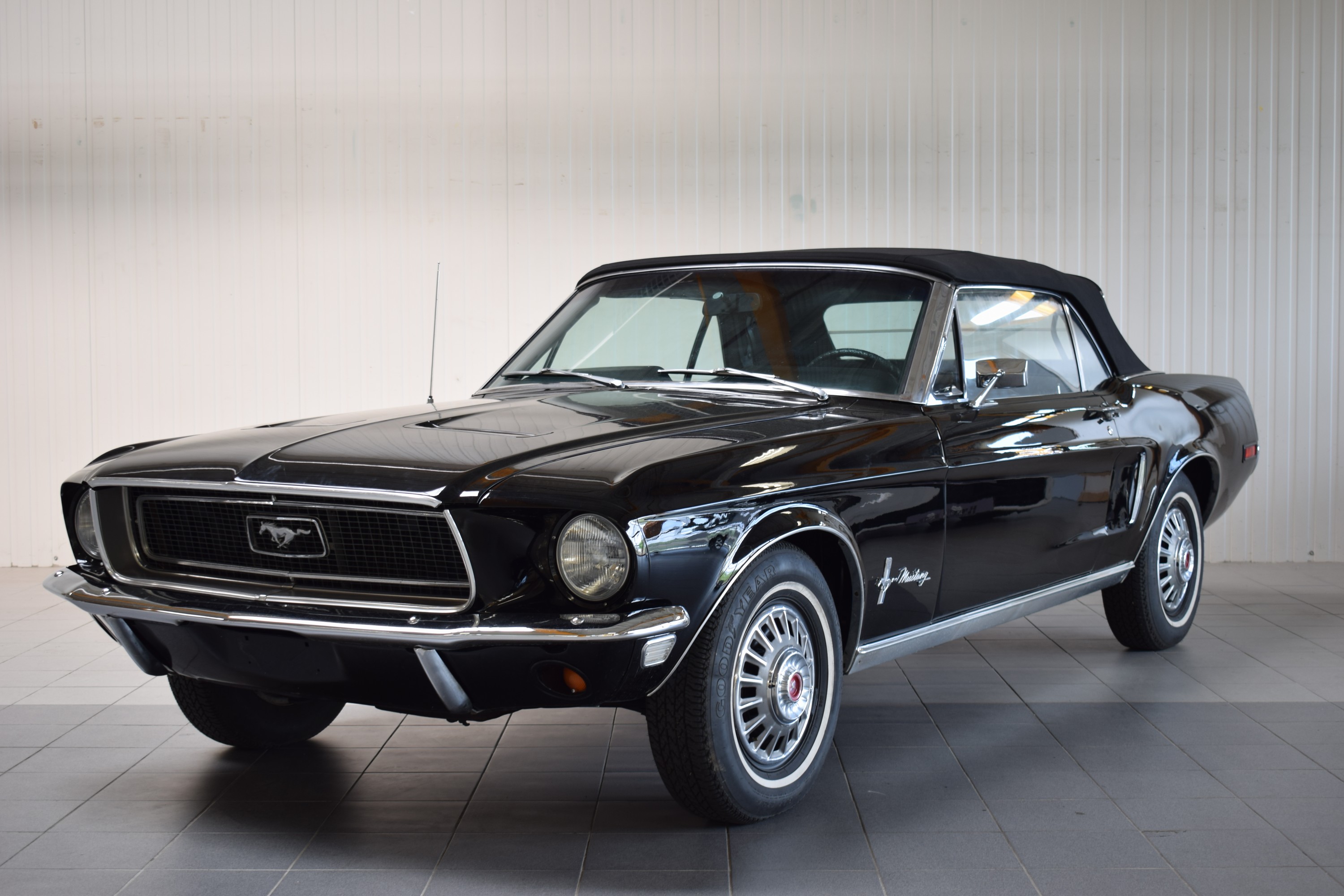 Detail b: Ford Mustang Cabriolet, EZ 1968, Laufleistung ca. 99.990 meilen abgelesen, 132kW/180 PS, 8-Zylinder, Automatikgetriebe, schwarz, Kunstleder schwarz, ...