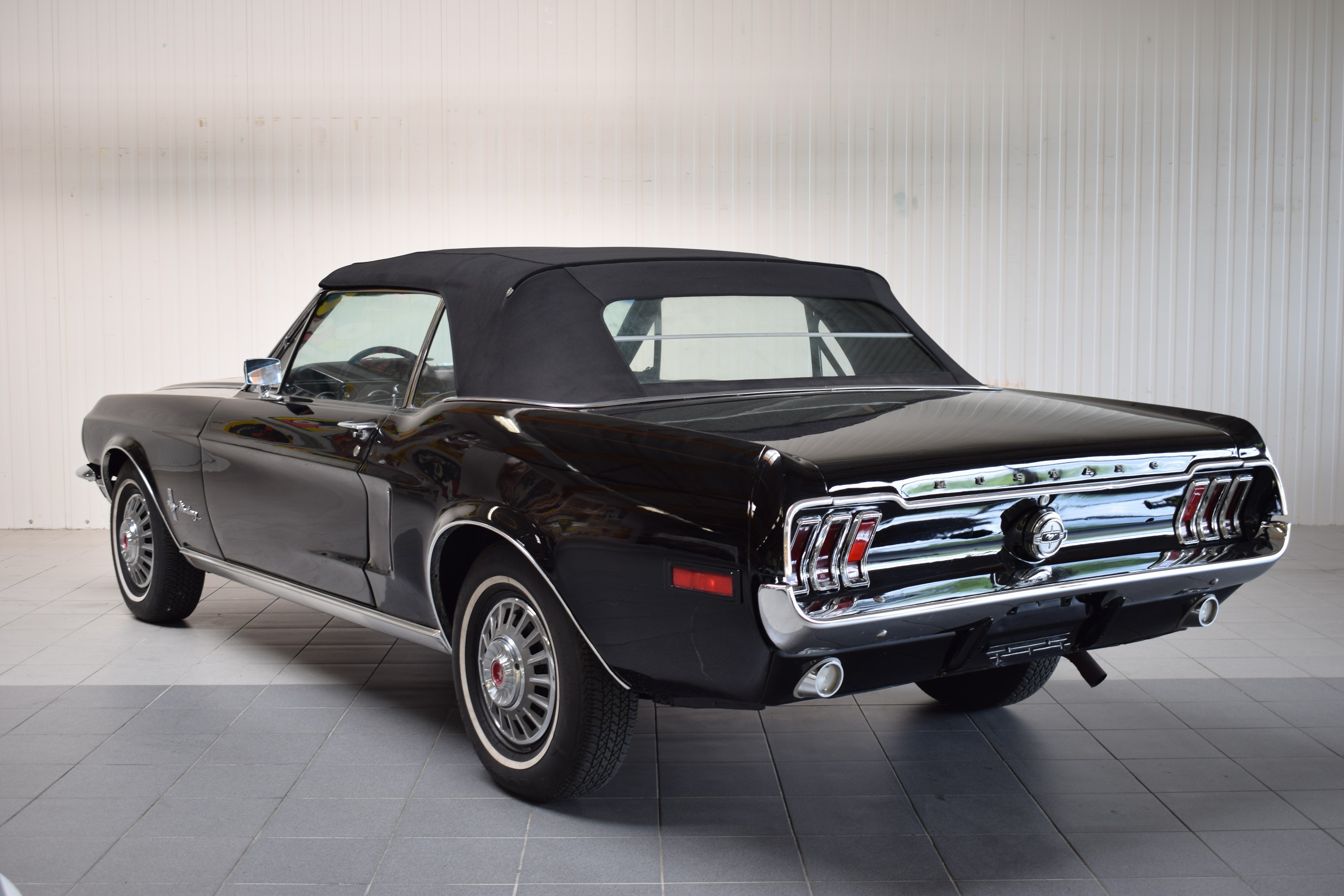 Detail c: Ford Mustang Cabriolet, EZ 1968, Laufleistung ca. 99.990 meilen abgelesen, 132kW/180 PS, 8-Zylinder, Automatikgetriebe, schwarz, Kunstleder schwarz, ...