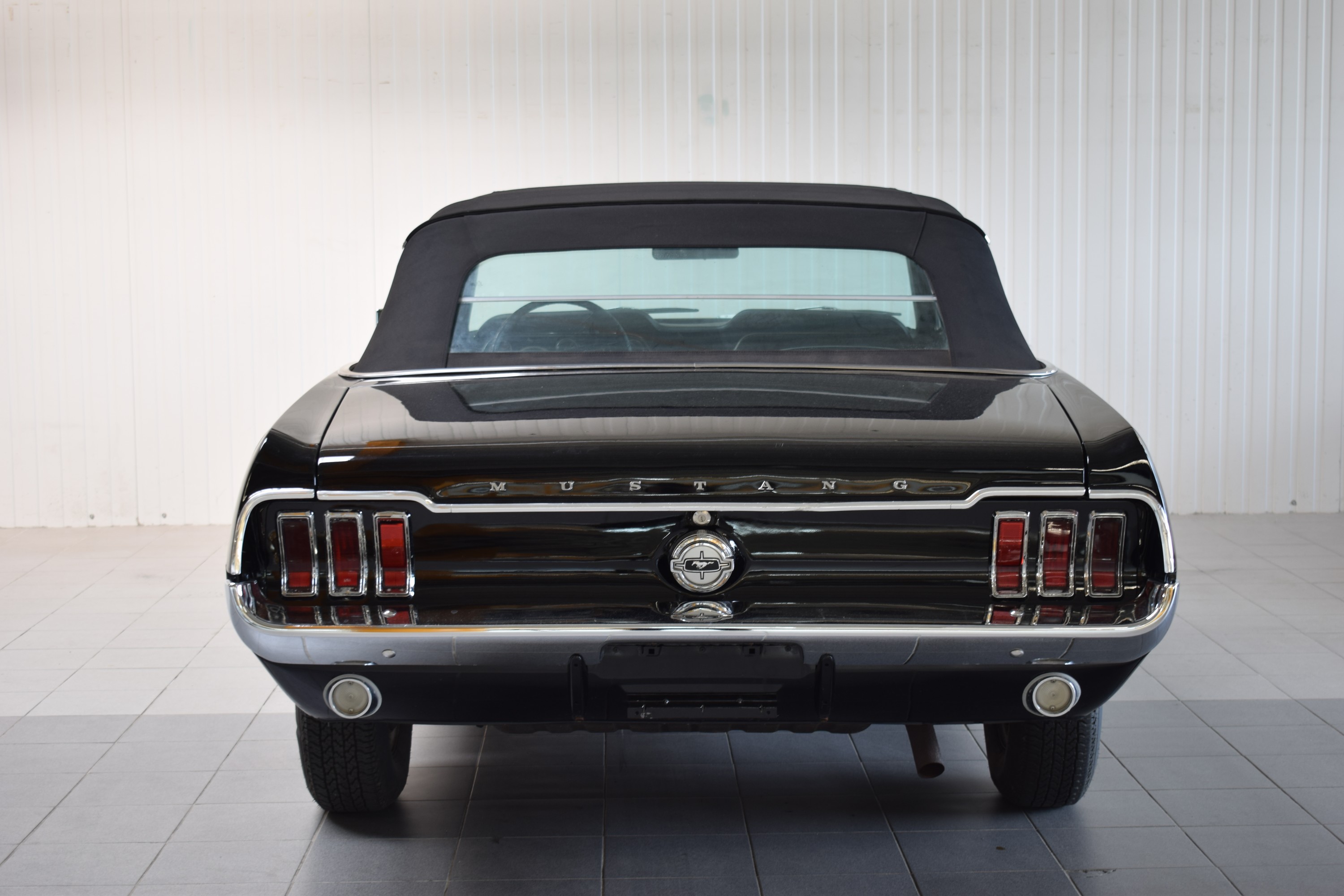 Detail d: Ford Mustang Cabriolet, EZ 1968, Laufleistung ca. 99.990 meilen abgelesen, 132kW/180 PS, 8-Zylinder, Automatikgetriebe, schwarz, Kunstleder schwarz, ...