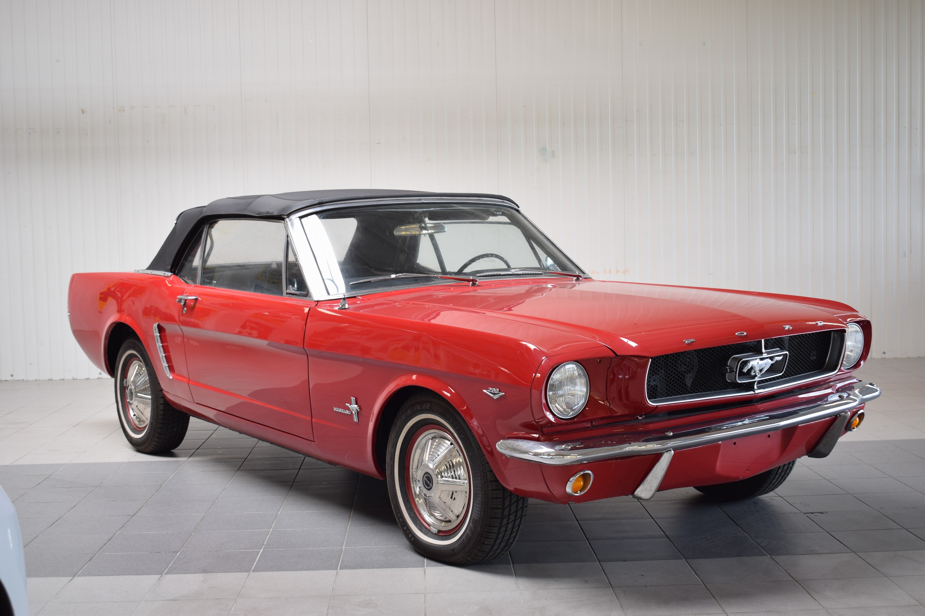 Ford Mustang Cabriolet, EZ 1965, Laufleistung ca. 35.600 Meilen abgelesen, 147kW/200 PS, 8-Zylinder, 3-Gang Schaltgetriebe, rot, Kunstleder schwarz, ...
