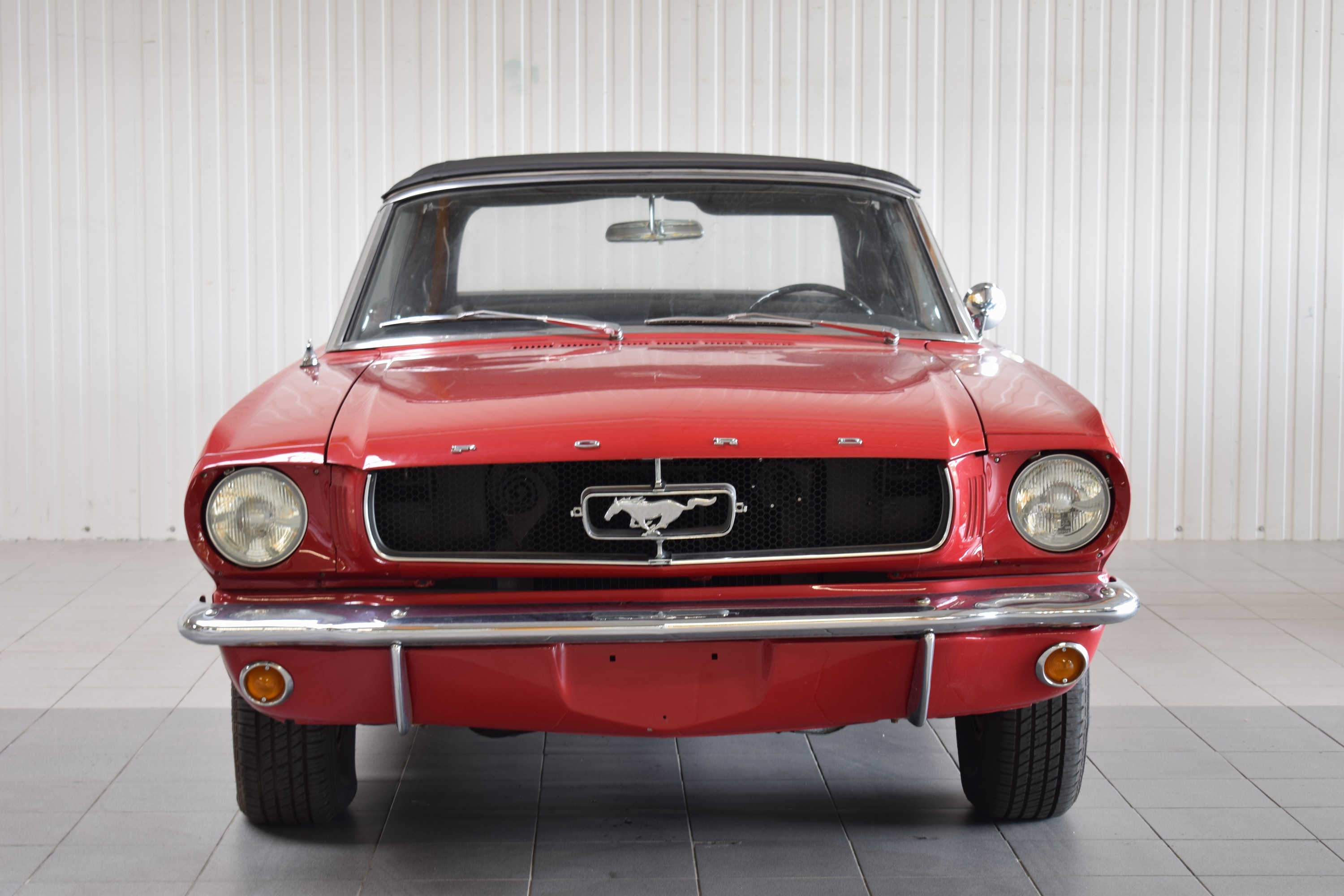 Detail a: Ford Mustang Cabriolet, EZ 1965, Laufleistung ca. 35.600 Meilen abgelesen, 147kW/200 PS, 8-Zylinder, 3-Gang Schaltgetriebe, rot, Kunstleder schwarz, ...