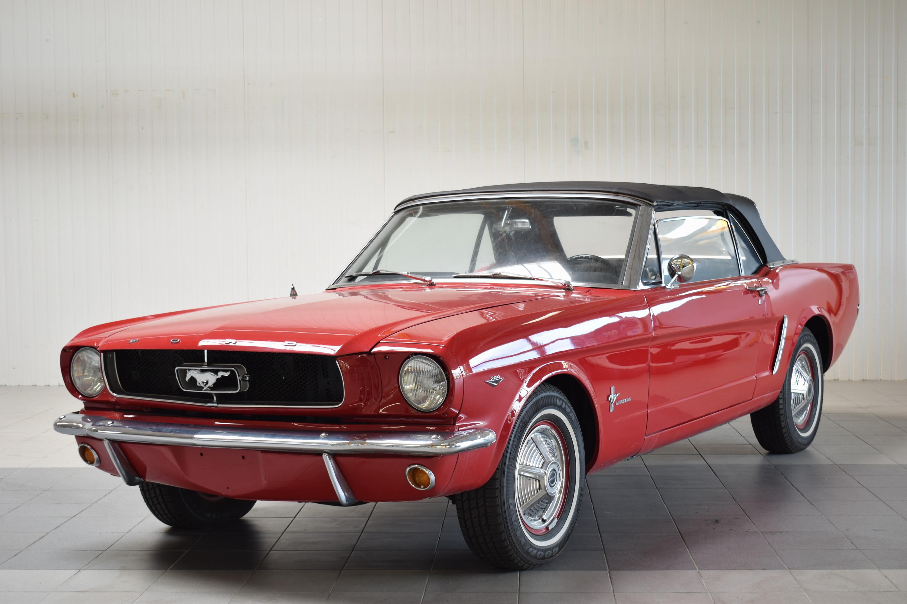 Detail b: Ford Mustang Cabriolet, EZ 1965, Laufleistung ca. 35.600 Meilen abgelesen, 147kW/200 PS, 8-Zylinder, 3-Gang Schaltgetriebe, rot, Kunstleder schwarz, ...