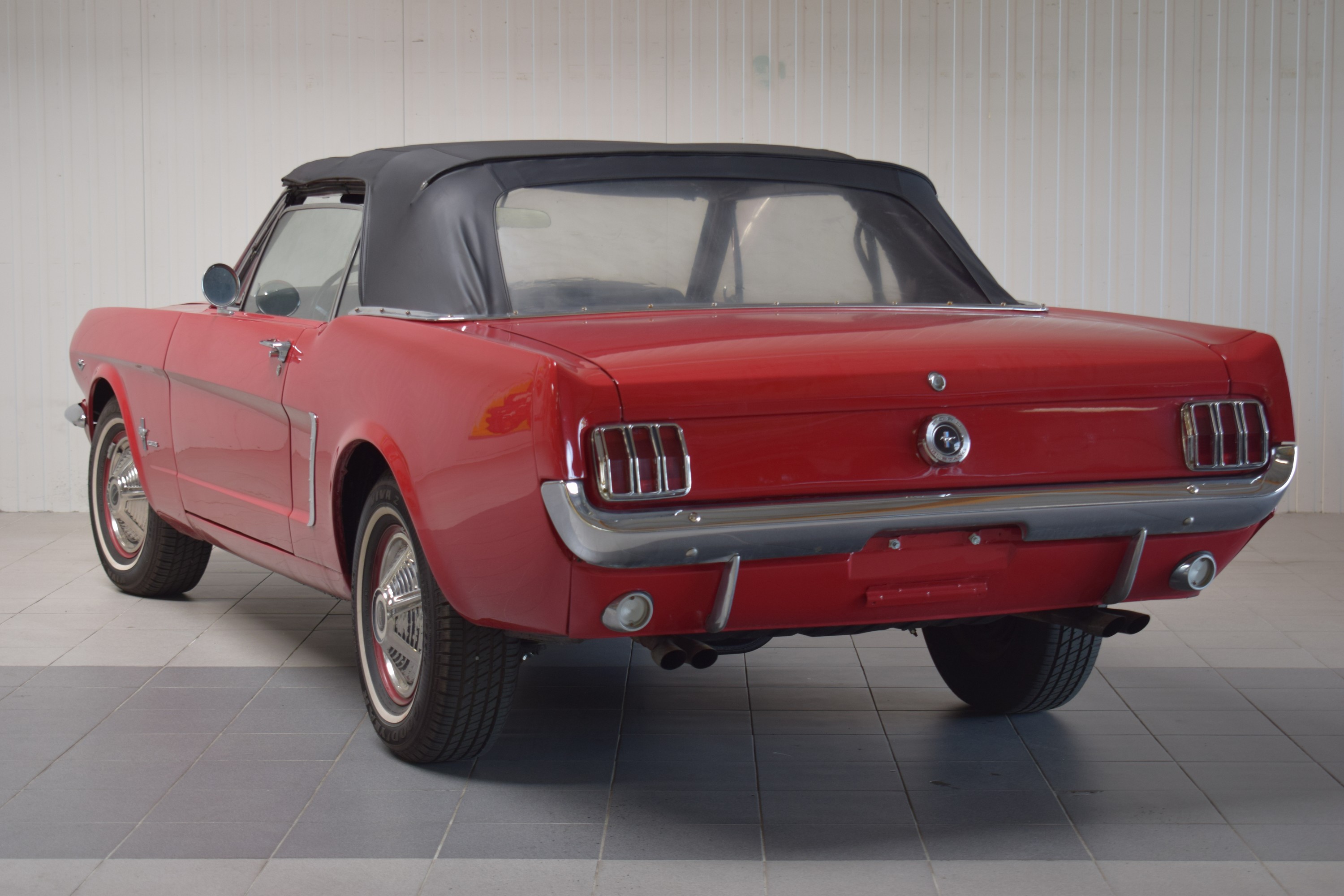 Detail c: Ford Mustang Cabriolet, EZ 1965, Laufleistung ca. 35.600 Meilen abgelesen, 147kW/200 PS, 8-Zylinder, 3-Gang Schaltgetriebe, rot, Kunstleder schwarz, ...
