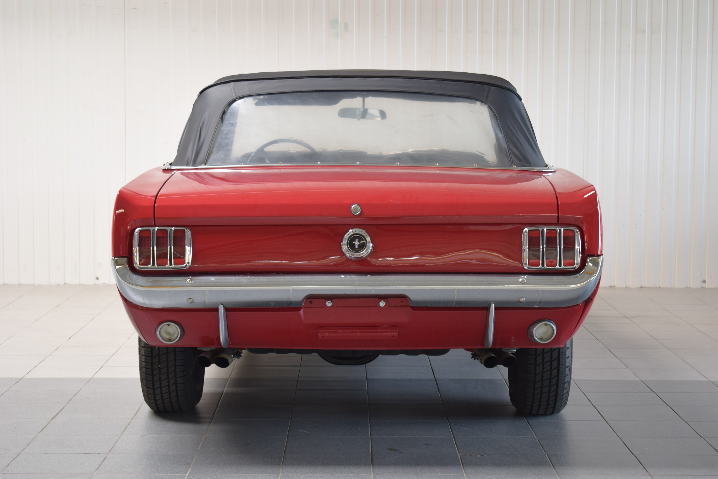 Detail d: Ford Mustang Cabriolet, EZ 1965, Laufleistung ca. 35.600 Meilen abgelesen, 147kW/200 PS, 8-Zylinder, 3-Gang Schaltgetriebe, rot, Kunstleder schwarz, ...