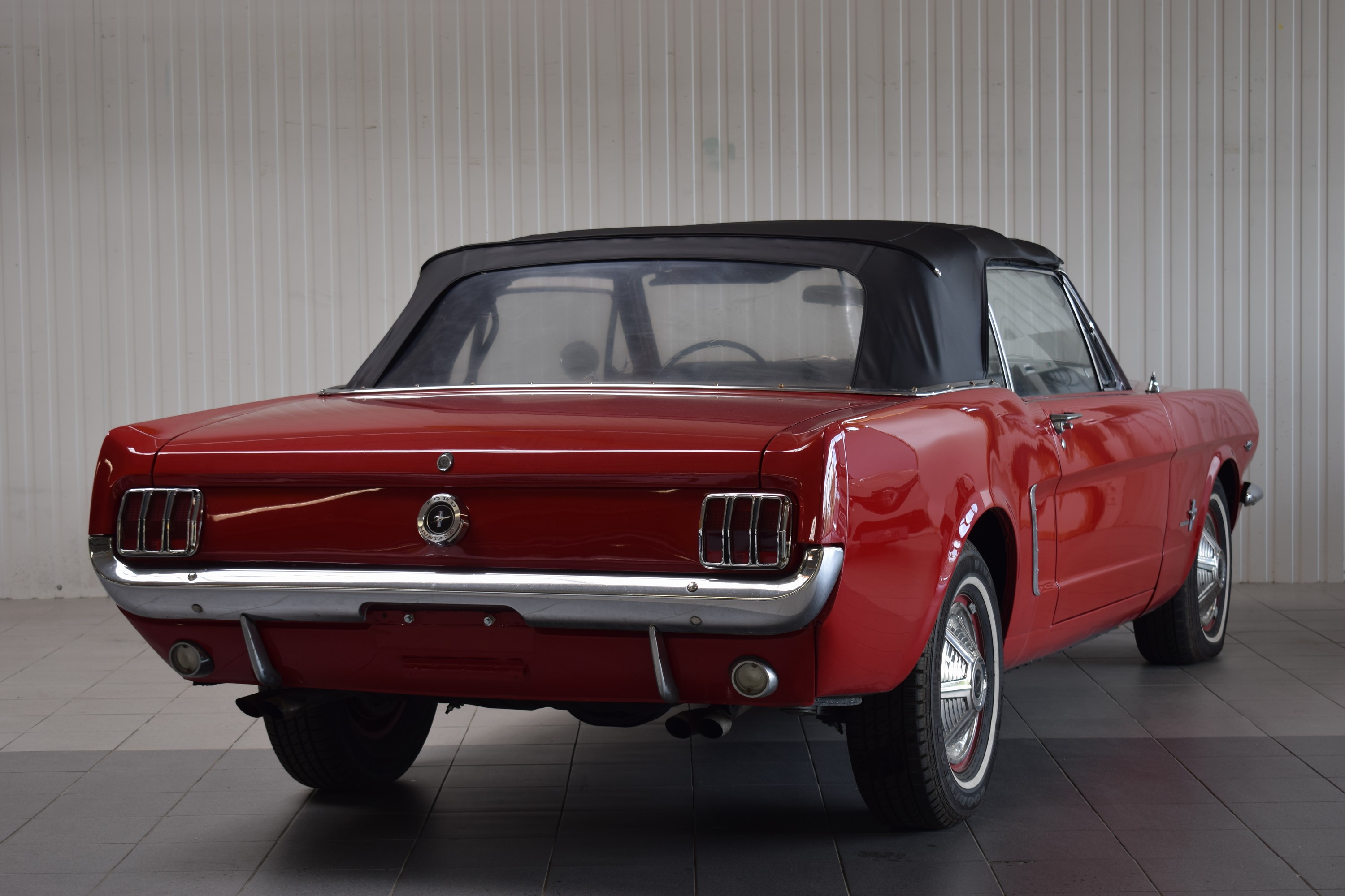 Detail e: Ford Mustang Cabriolet, EZ 1965, Laufleistung ca. 35.600 Meilen abgelesen, 147kW/200 PS, 8-Zylinder, 3-Gang Schaltgetriebe, rot, Kunstleder schwarz, ...