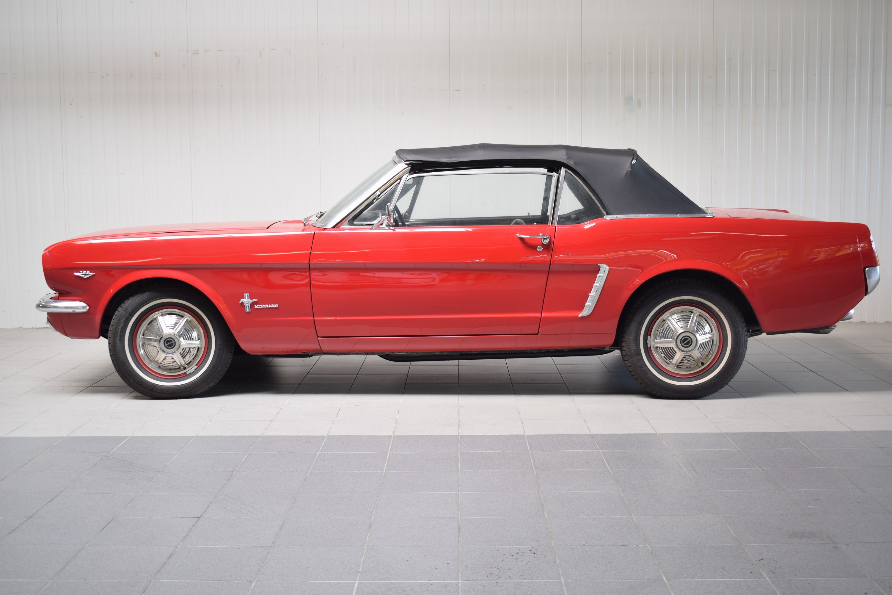 Detail f: Ford Mustang Cabriolet, EZ 1965, Laufleistung ca. 35.600 Meilen abgelesen, 147kW/200 PS, 8-Zylinder, 3-Gang Schaltgetriebe, rot, Kunstleder schwarz, ...