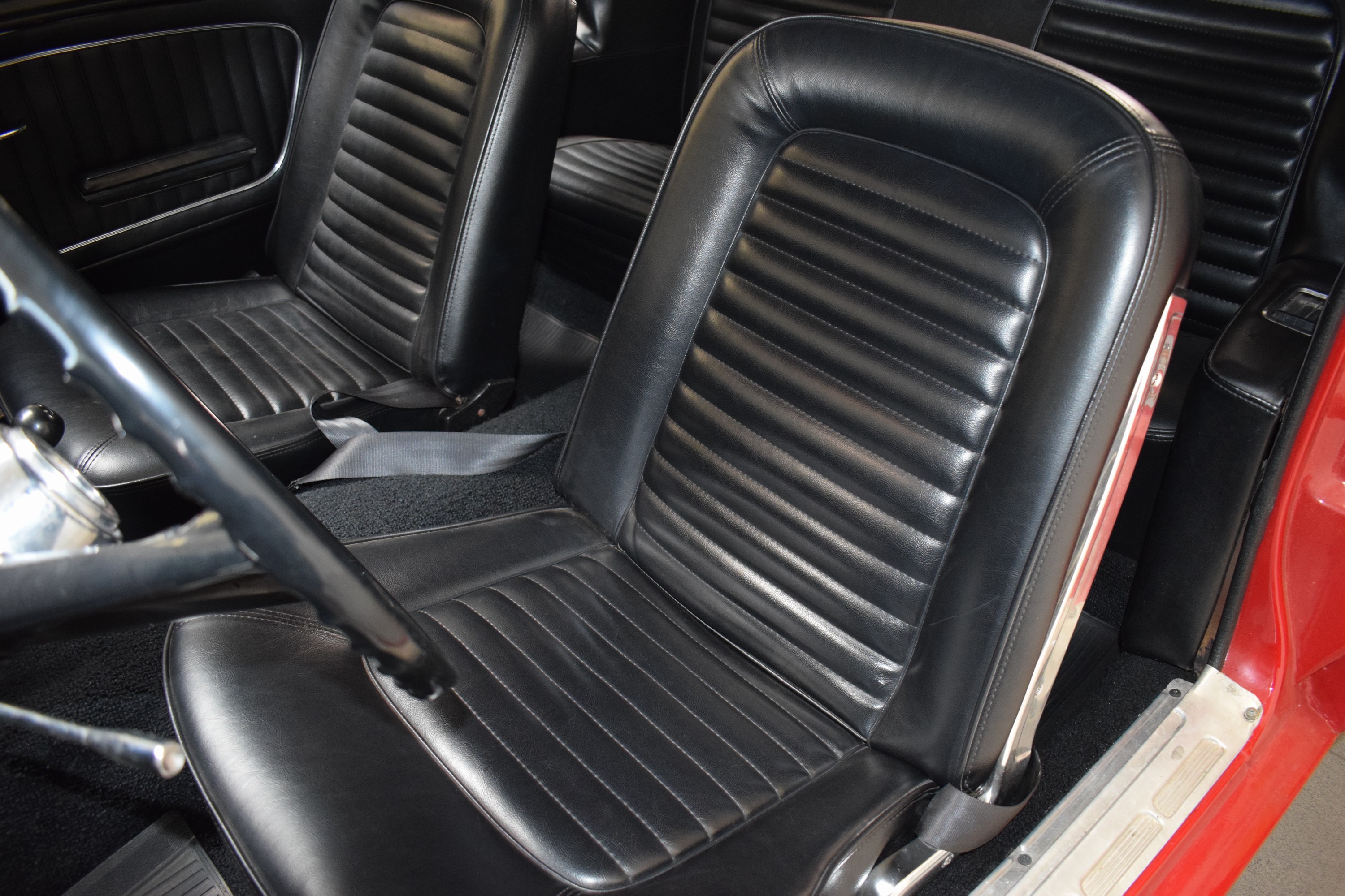 Detail i: Ford Mustang Cabriolet, EZ 1965, Laufleistung ca. 35.600 Meilen abgelesen, 147kW/200 PS, 8-Zylinder, 3-Gang Schaltgetriebe, rot, Kunstleder schwarz, ...