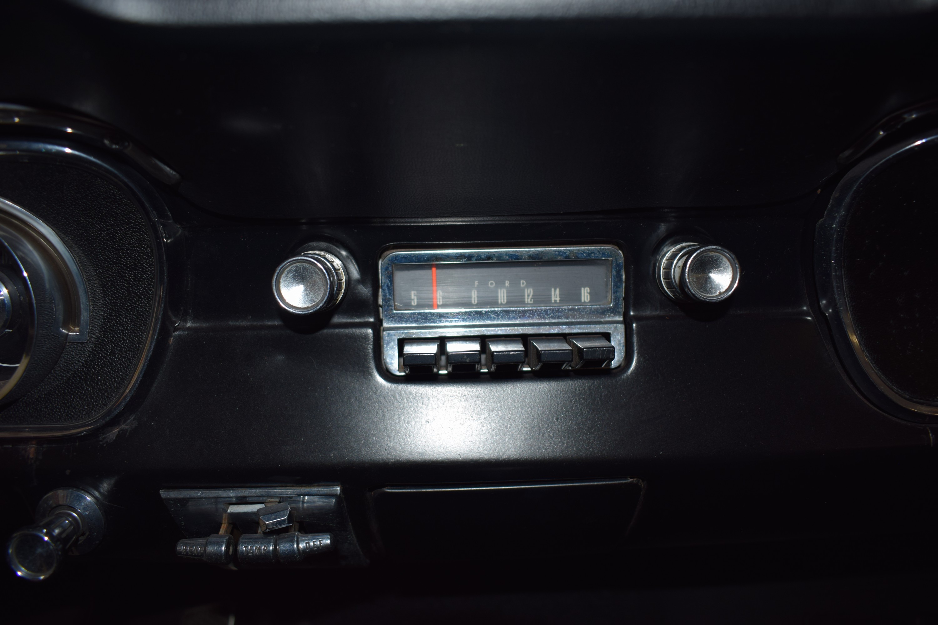 Detail k: Ford Mustang Cabriolet, EZ 1965, Laufleistung ca. 35.600 Meilen abgelesen, 147kW/200 PS, 8-Zylinder, 3-Gang Schaltgetriebe, rot, Kunstleder schwarz, ...