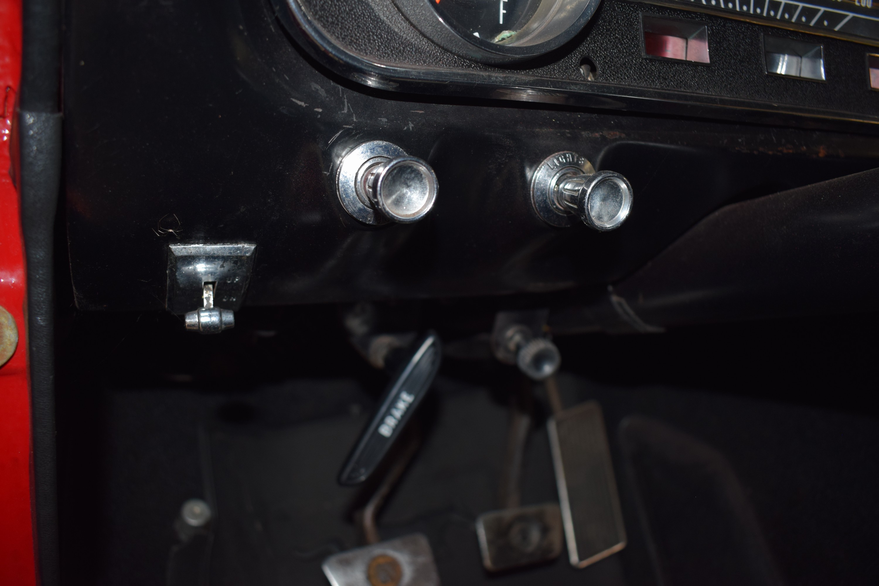 Detail l: Ford Mustang Cabriolet, EZ 1965, Laufleistung ca. 35.600 Meilen abgelesen, 147kW/200 PS, 8-Zylinder, 3-Gang Schaltgetriebe, rot, Kunstleder schwarz, ...